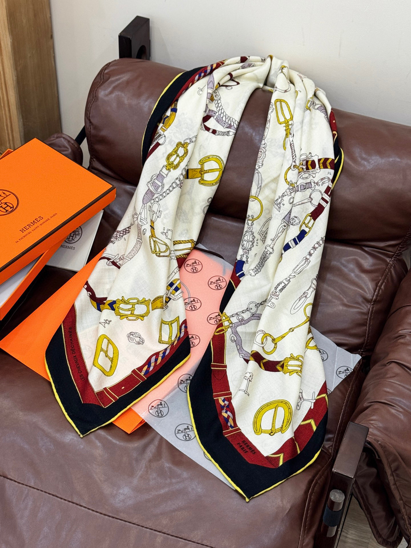 羊绒新款🆕👏👏买了都说好看‼️推荐💕爱马仕双面同色羊绒方巾【跃动的马儿双面同色140】，顶级工艺超值‼️