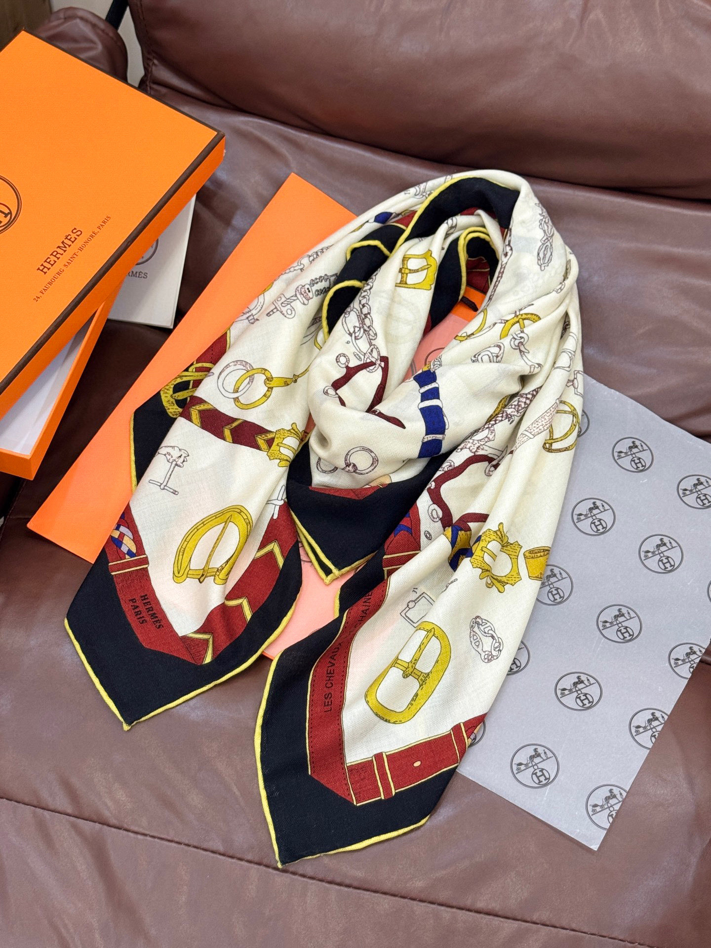 羊绒新款🆕👏👏买了都说好看‼️推荐💕爱马仕双面同色羊绒方巾【跃动的马儿双面同色140】，顶级工艺超值‼️