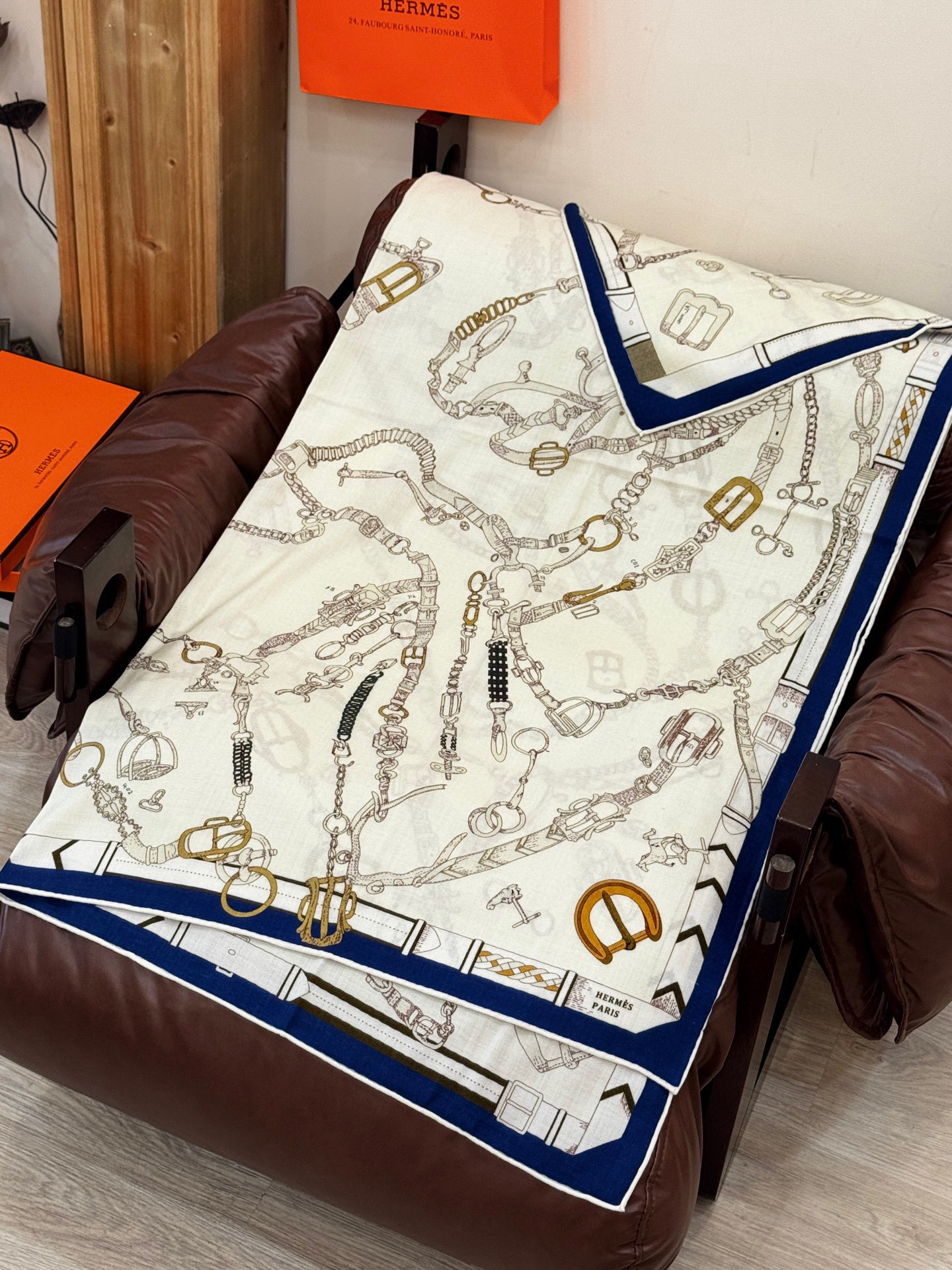 羊绒新款🆕👏👏买了都说好看‼️推荐💕爱马仕双面同色羊绒方巾【跃动的马儿双面同色140】，顶级工艺超值‼️