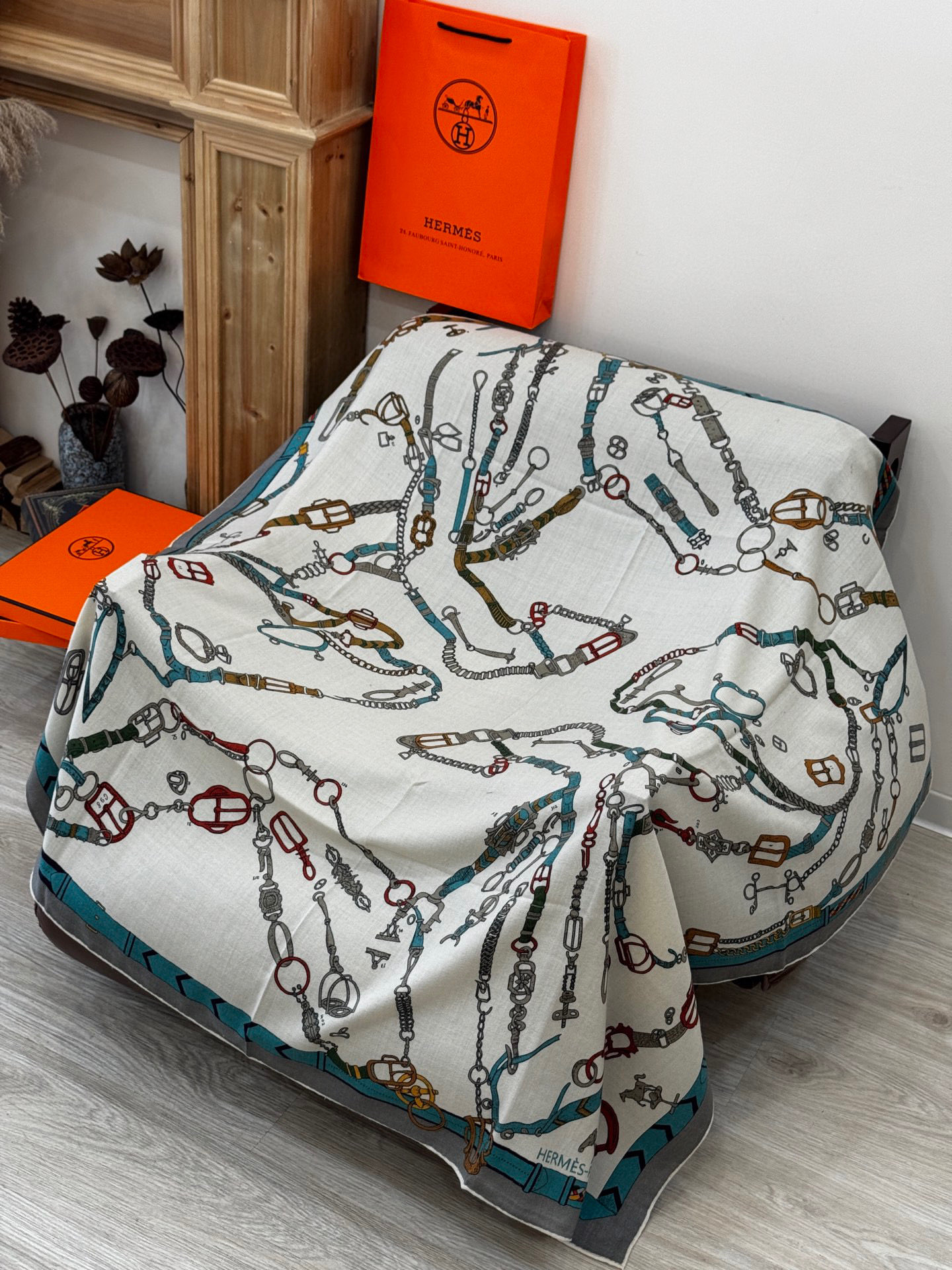 羊绒新款🆕👏👏买了都说好看‼️推荐💕爱马仕双面同色羊绒方巾【跃动的马儿双面同色140】，顶级工艺超值‼️