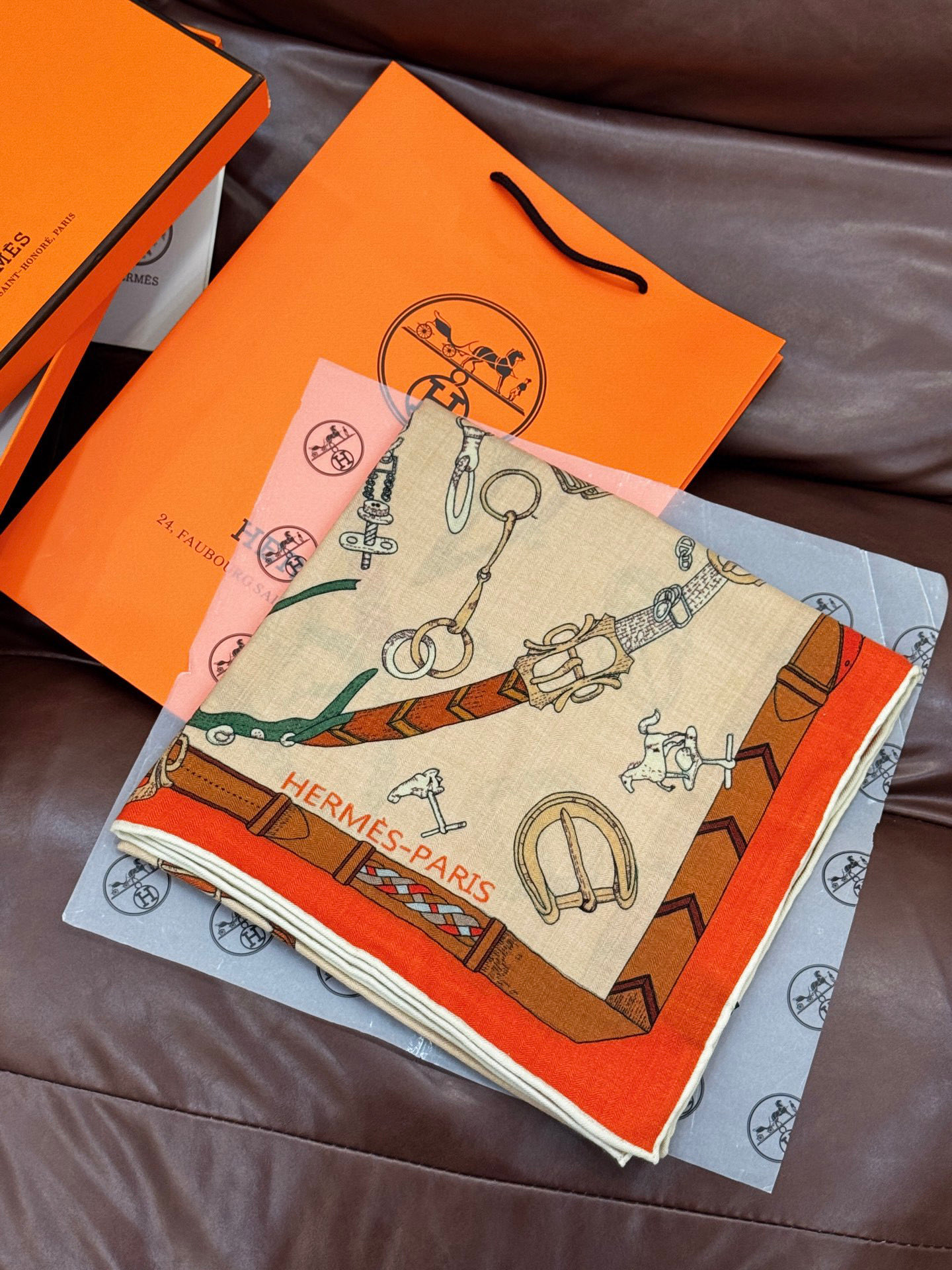 羊绒新款🆕👏👏买了都说好看‼️推荐💕爱马仕双面同色羊绒方巾【跃动的马儿双面同色140】，顶级工艺超值‼️