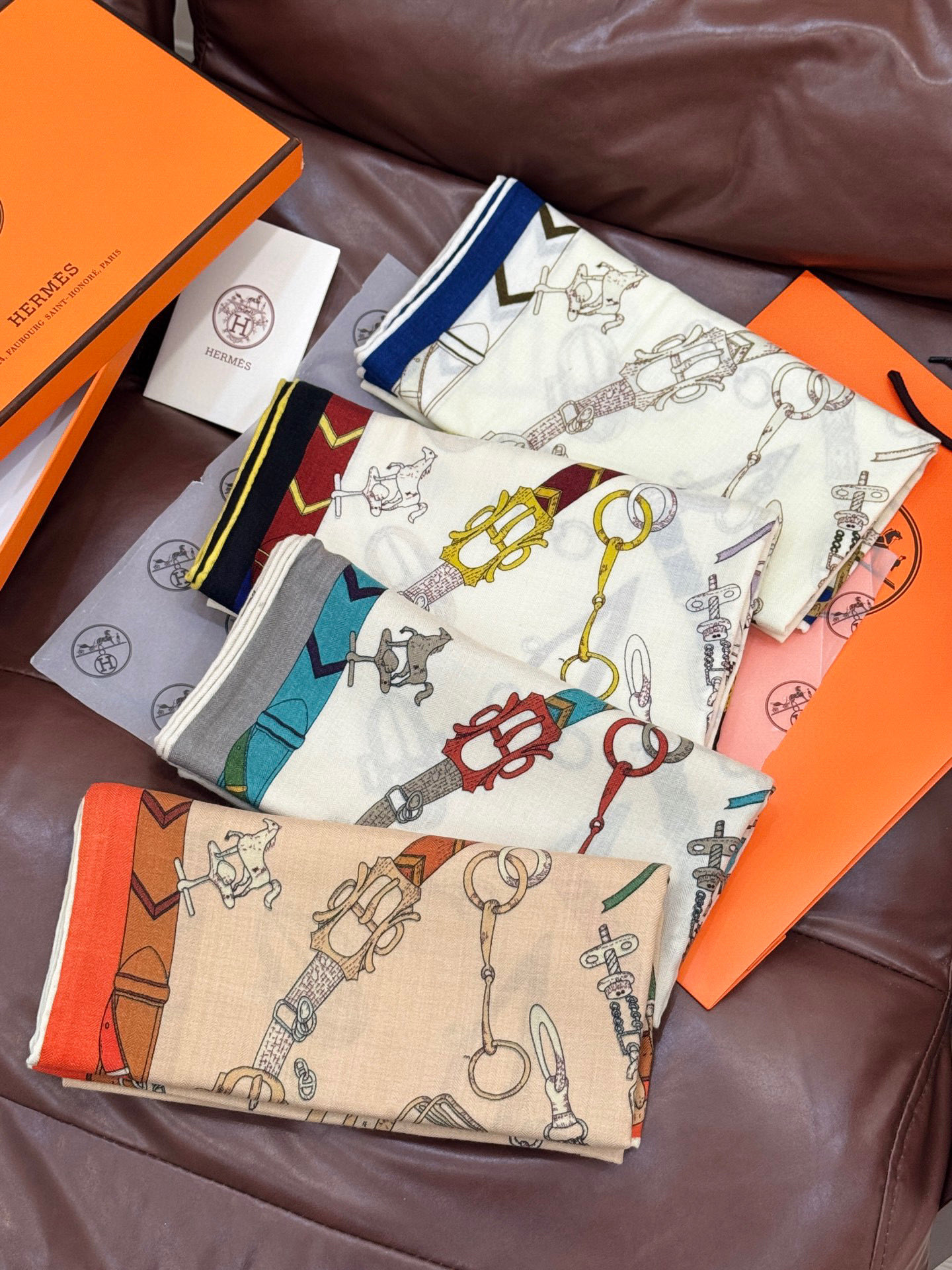 羊绒新款🆕👏👏买了都说好看‼️推荐💕爱马仕双面同色羊绒方巾【跃动的马儿双面同色140】，顶级工艺超值‼️