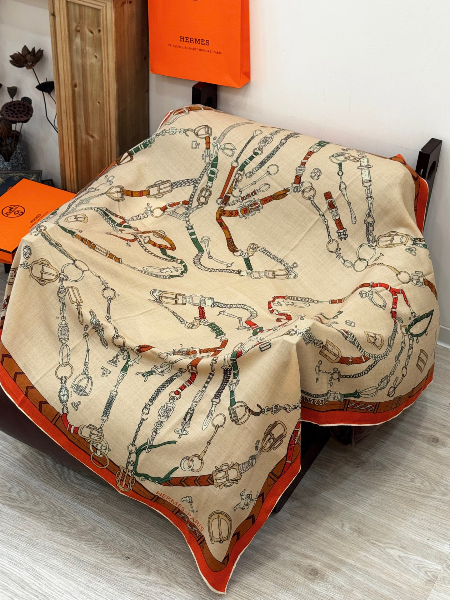 羊绒新款🆕👏👏买了都说好看‼️推荐💕爱马仕双面同色羊绒方巾【跃动的马儿双面同色140】，顶级工艺超值‼️