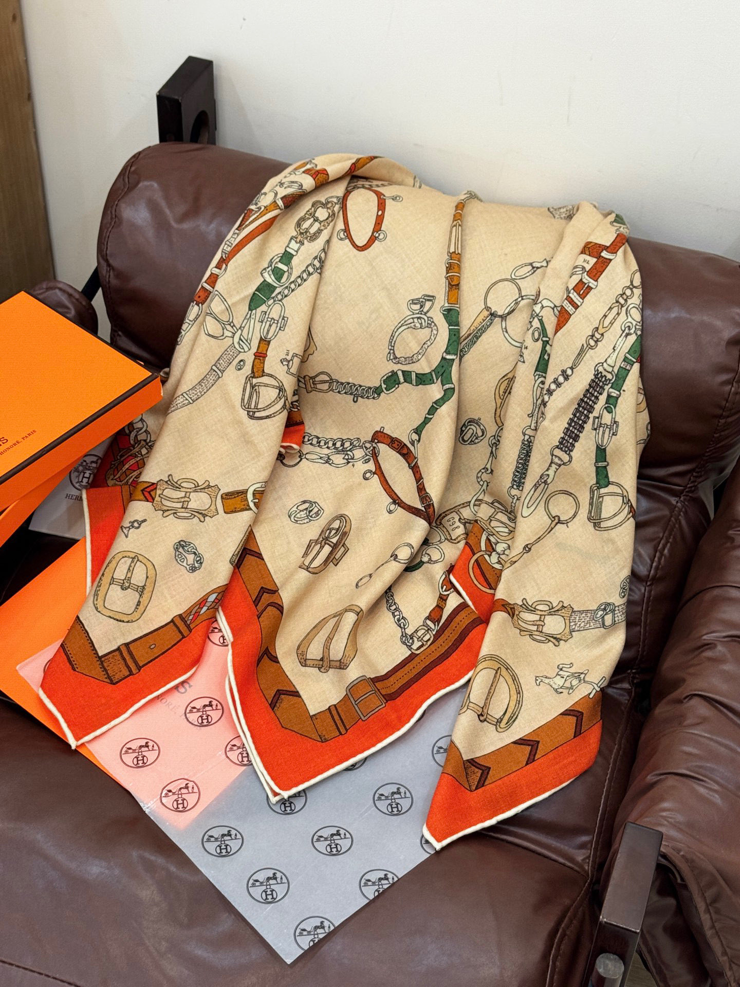 羊绒新款🆕👏👏买了都说好看‼️推荐💕爱马仕双面同色羊绒方巾【跃动的马儿双面同色140】，顶级工艺超值‼️