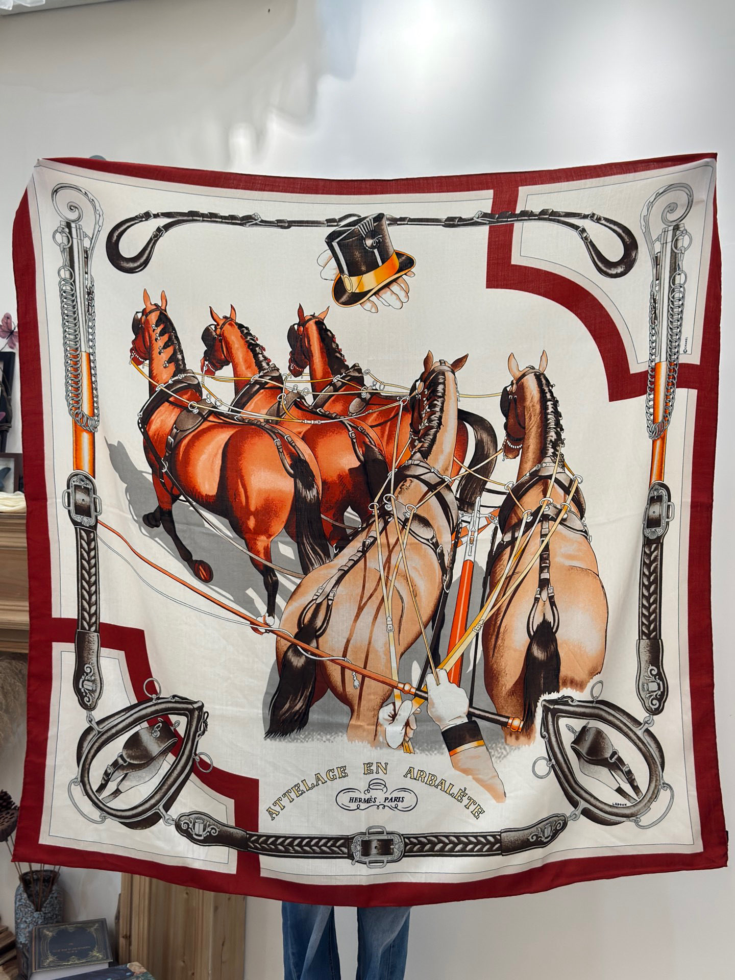 上新🆕【丝绒双面同色140披肩】“弩式牵引马具”手工卷边丝绒方巾披肩70%羊绒30%真丝这款典藏方巾展现