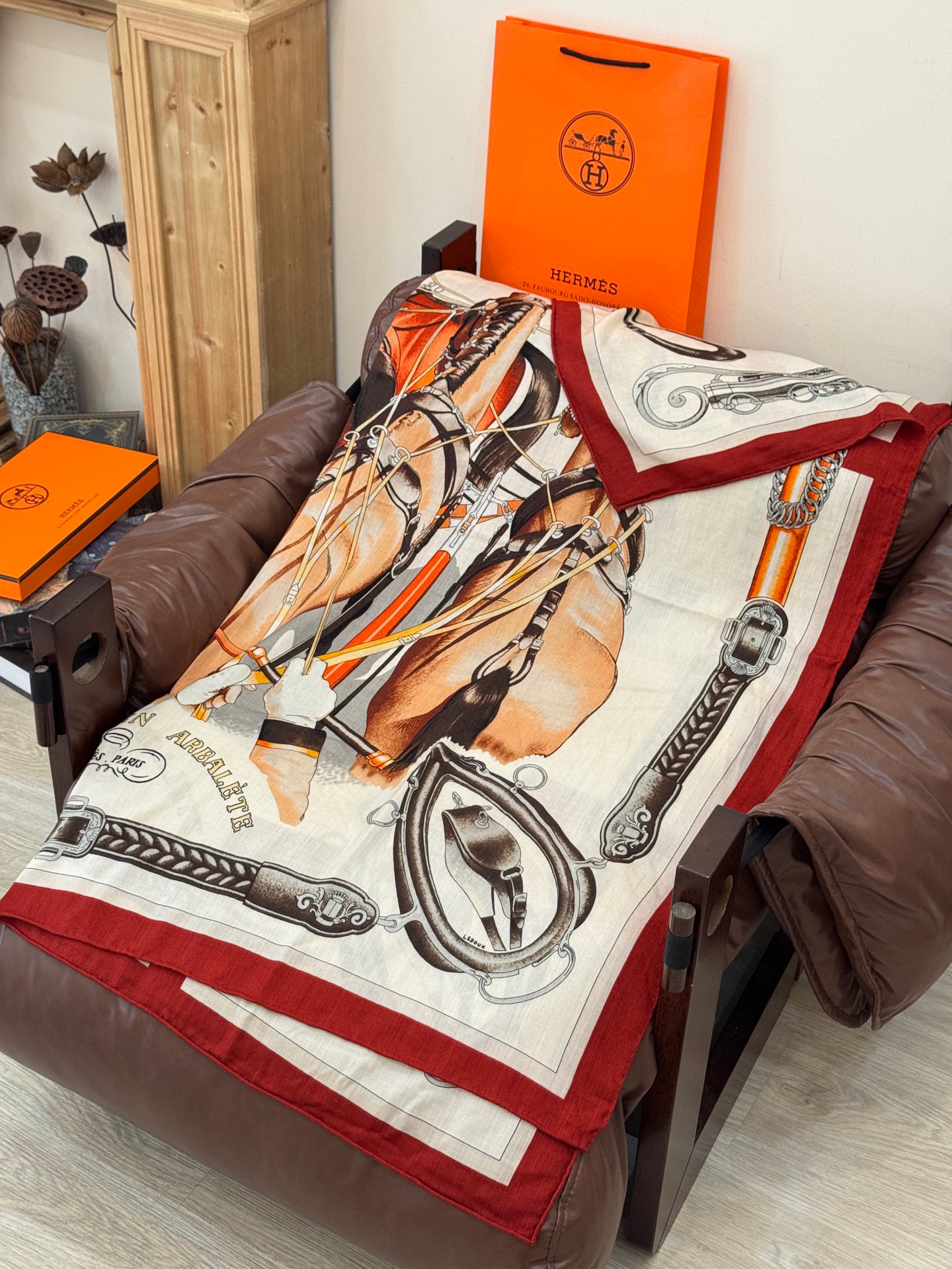 上新🆕【丝绒双面同色140披肩】“弩式牵引马具”手工卷边丝绒方巾披肩70%羊绒30%真丝这款典藏方巾展现