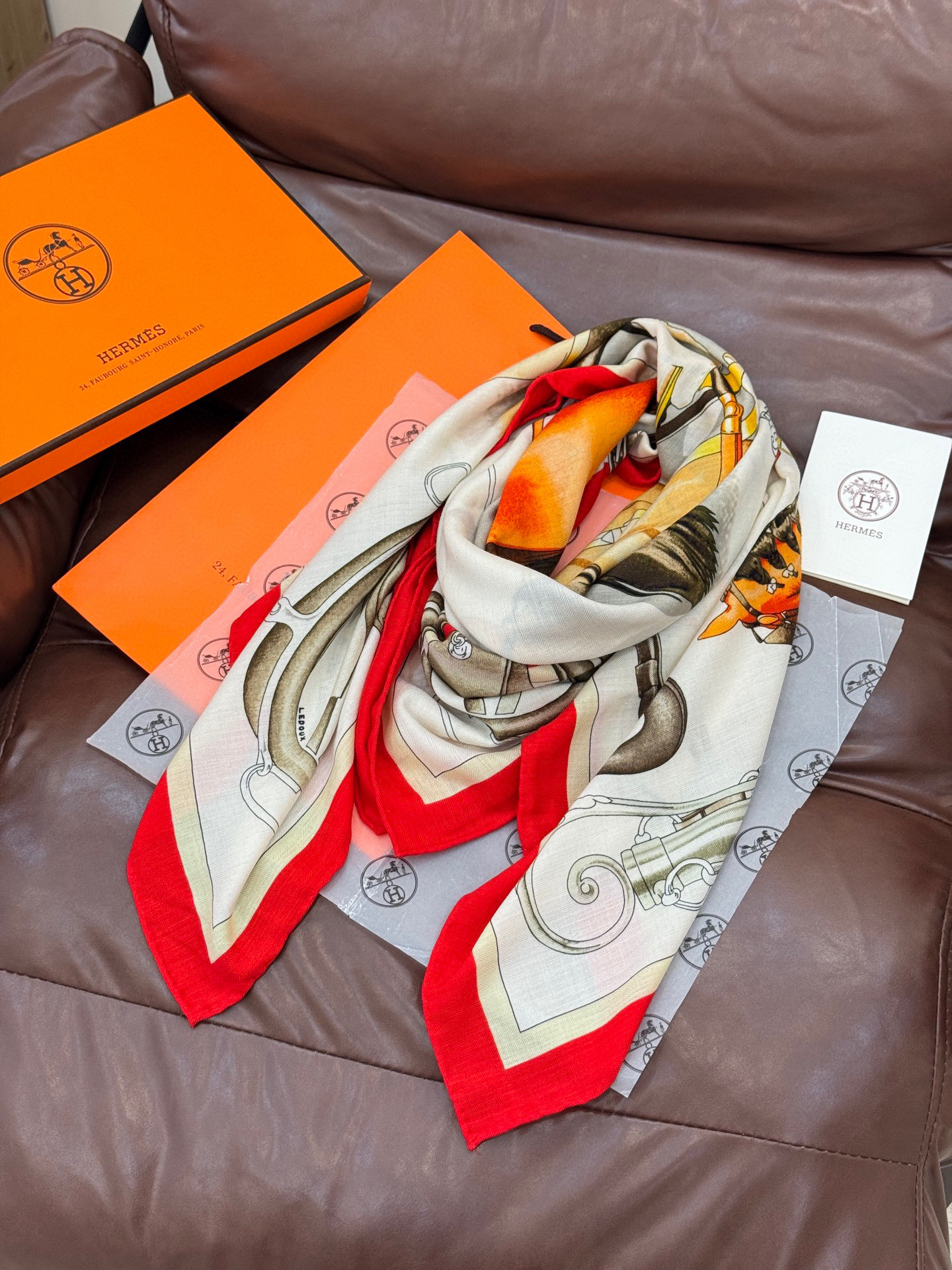 上新🆕【丝绒双面同色140披肩】“弩式牵引马具”手工卷边丝绒方巾披肩70%羊绒30%真丝这款典藏方巾展现