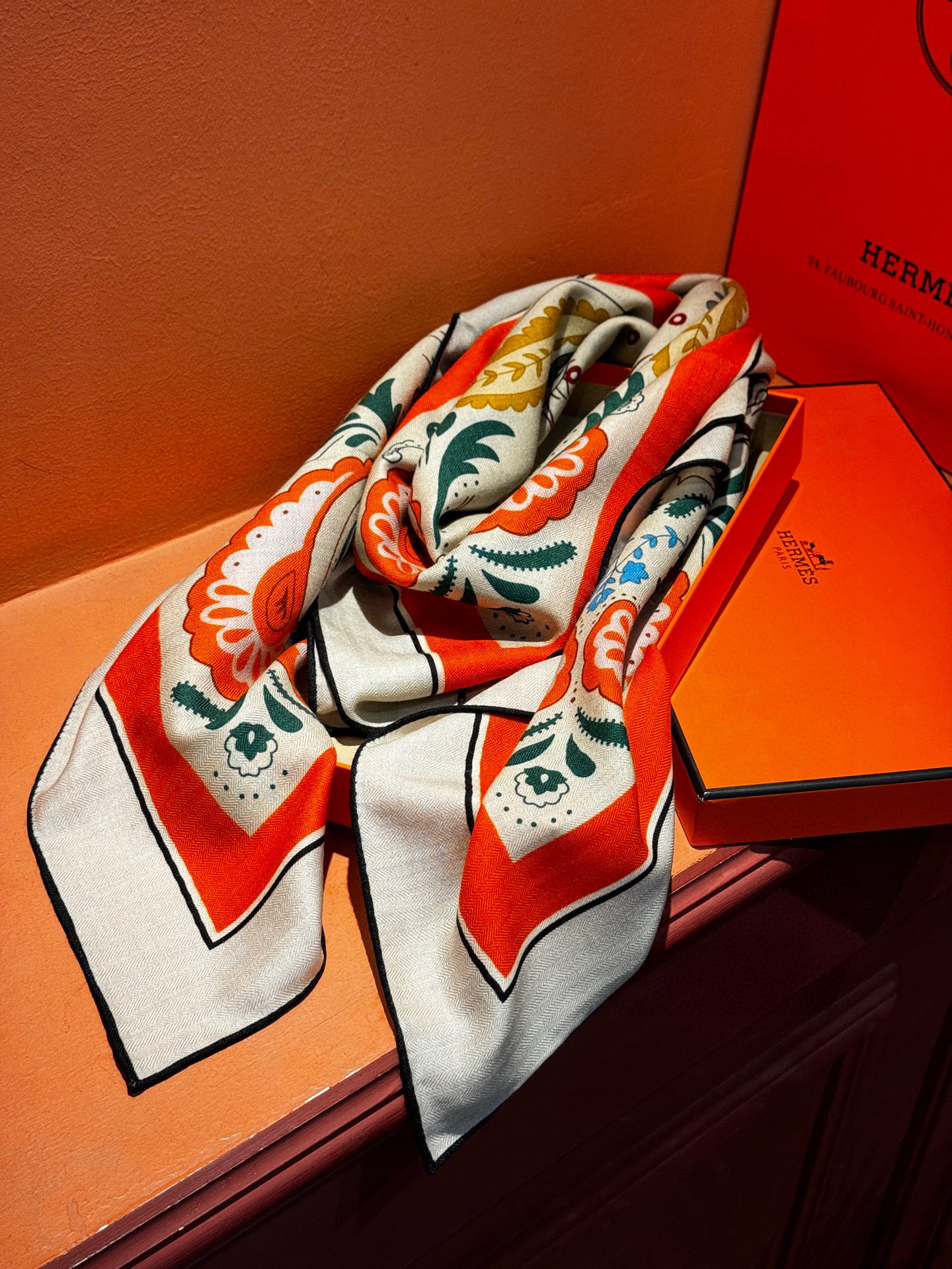 H珍藏版[丛林之爱]大方巾，双面同色 独一无二的品质！这款大方巾巾采用山羊绒和真丝混纺面料制成，柔软轻盈