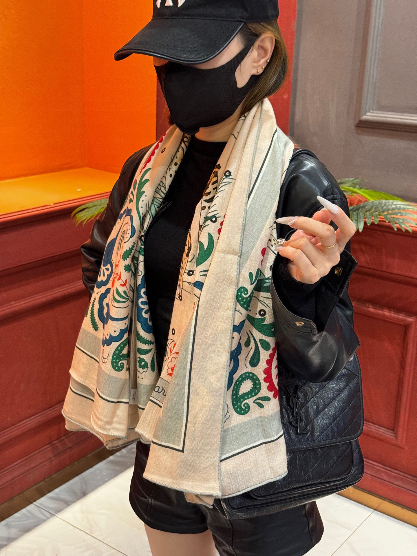 H珍藏版[丛林之爱]大方巾，双面同色 独一无二的品质！这款大方巾巾采用山羊绒和真丝混纺面料制成，柔软轻盈