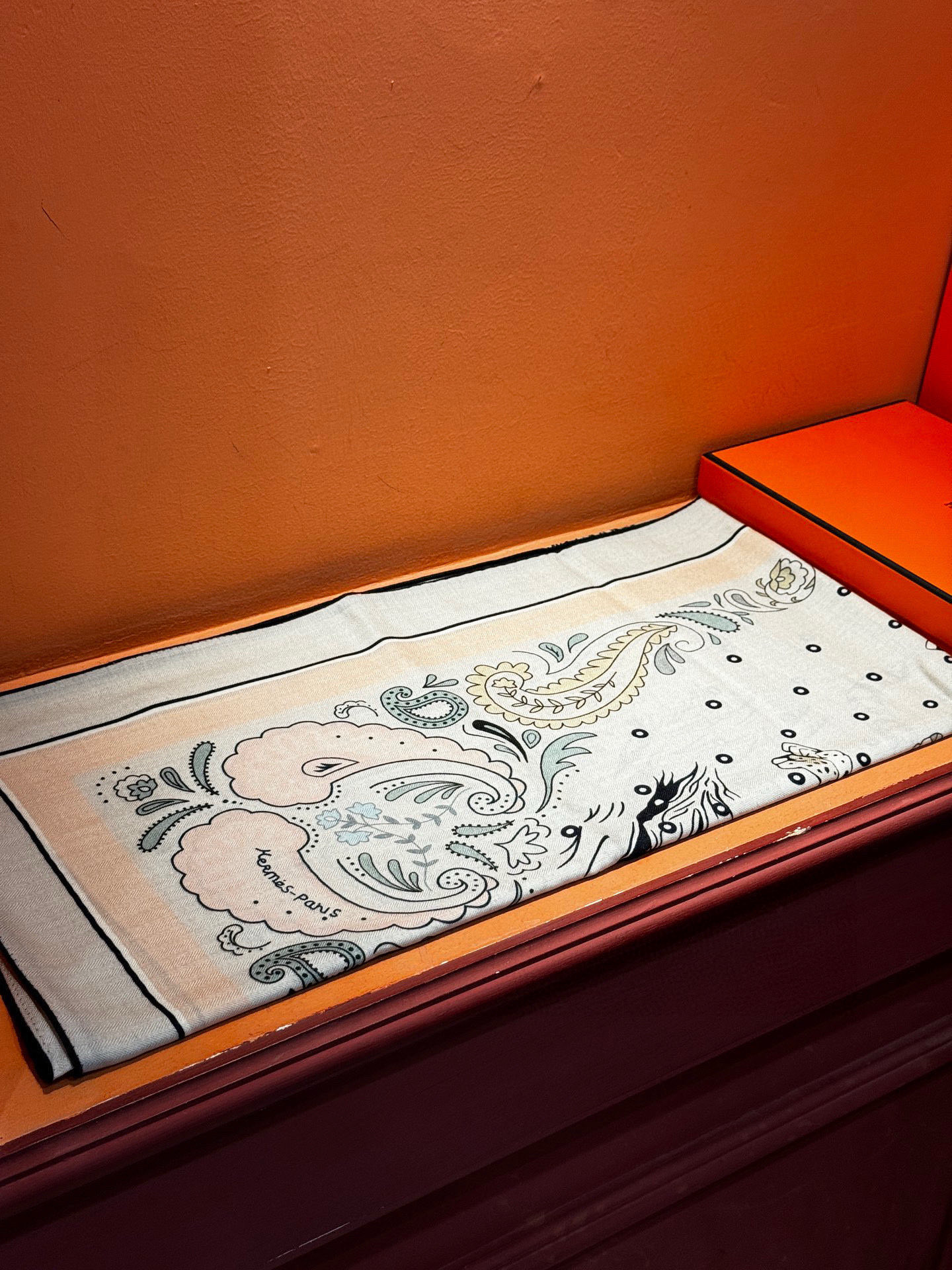 H珍藏版[丛林之爱]大方巾，双面同色 独一无二的品质！这款大方巾巾采用山羊绒和真丝混纺面料制成，柔软轻盈