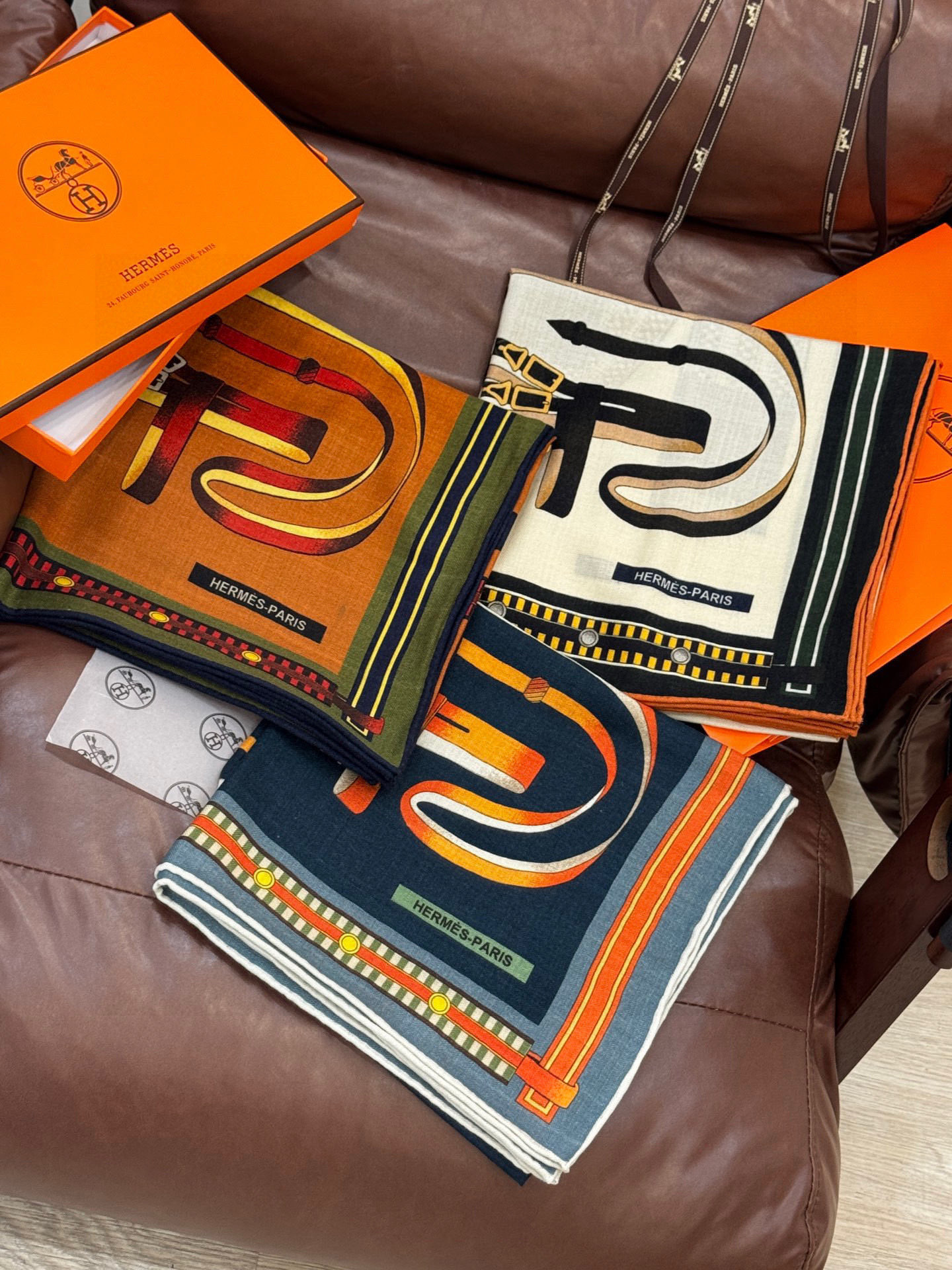 双面同色140cm丝绒方巾💕 《马术密匙》，十九世纪的商品图录汇集了手工匠们的系列产品，或许其中潜藏着某