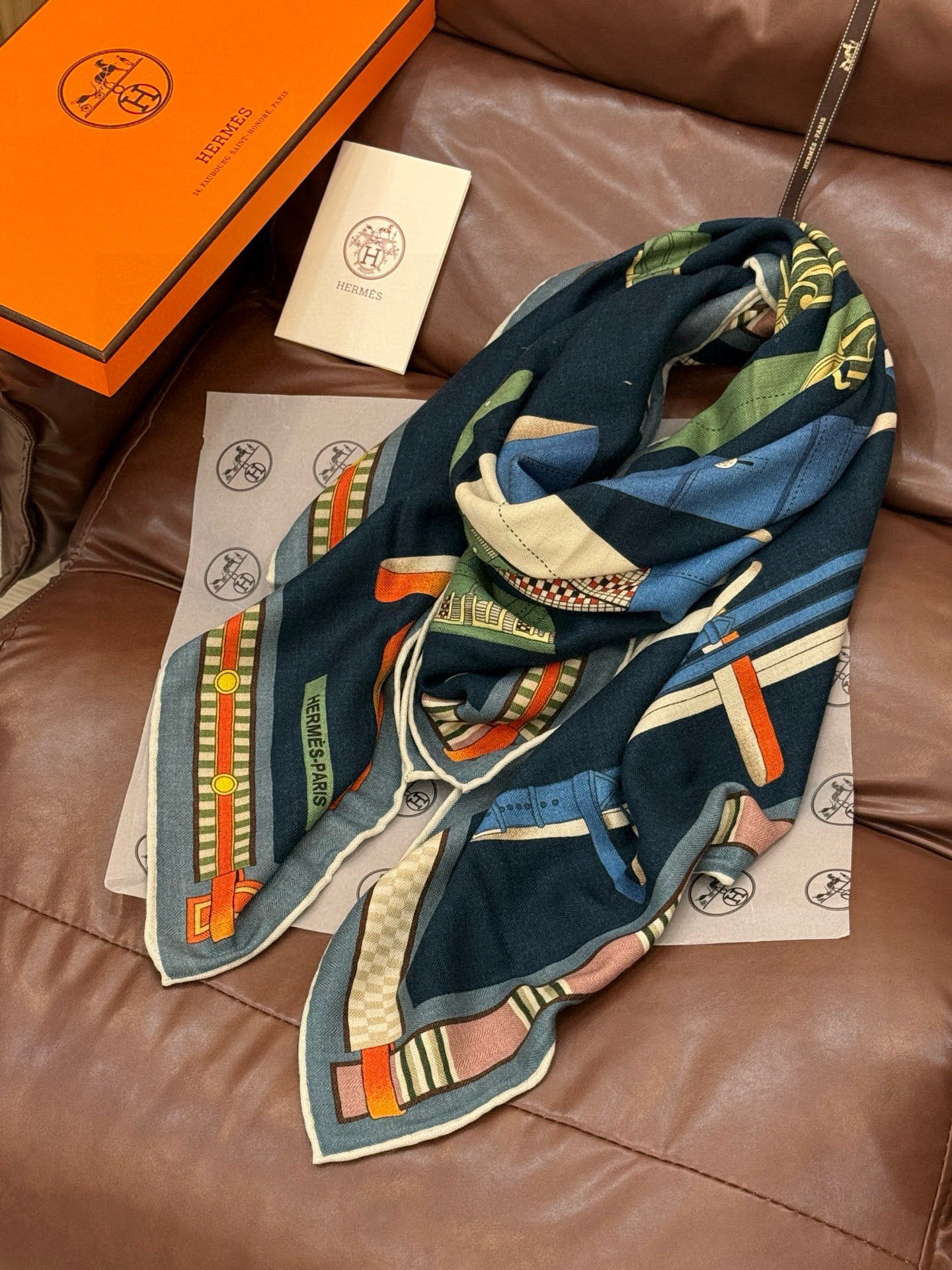 双面同色140cm丝绒方巾💕 《马术密匙》，十九世纪的商品图录汇集了手工匠们的系列产品，或许其中潜藏着某