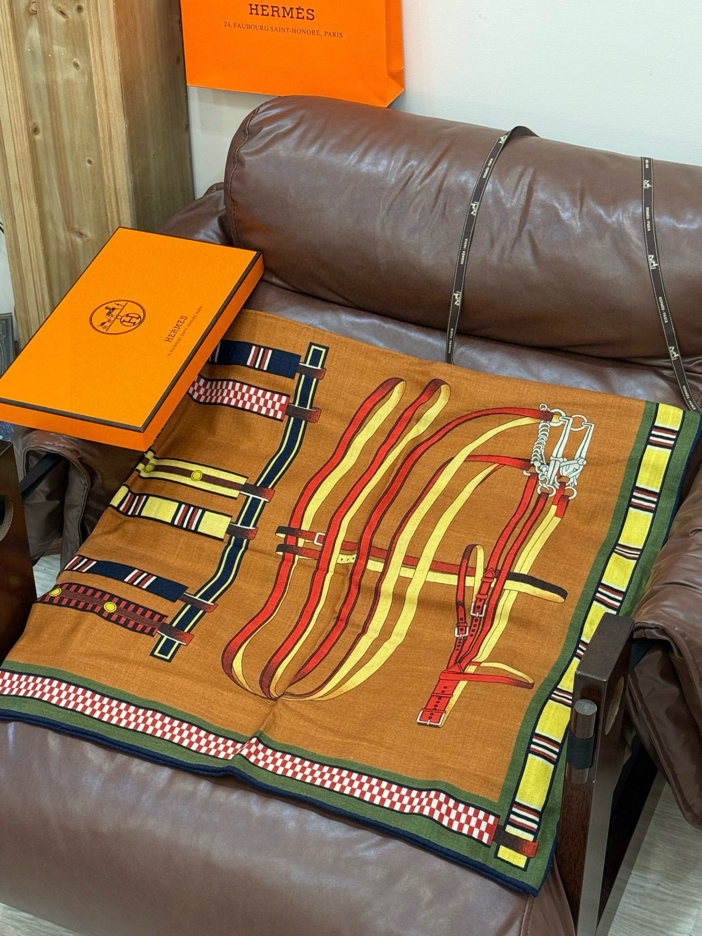 双面同色140cm丝绒方巾💕 《马术密匙》，十九世纪的商品图录汇集了手工匠们的系列产品，或许其中潜藏着某