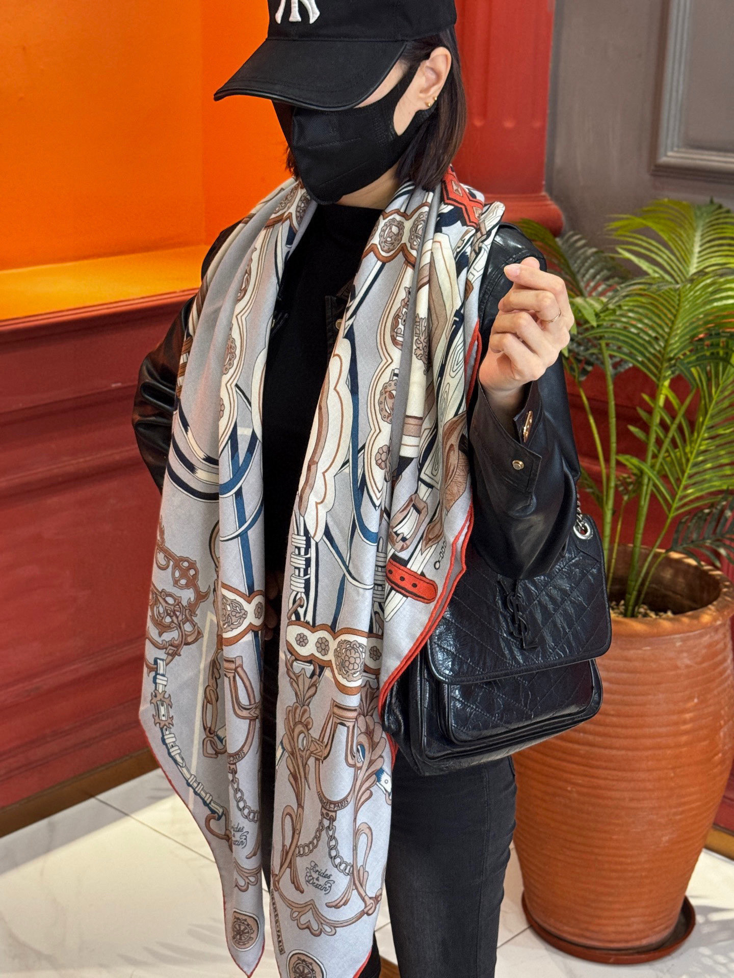 新款 秋冬搭配利器❗️顶级双面同色真丝羊绒披肩！！点睛精彩，图案和配色都超级喜欢，又一款双面配色工艺设计