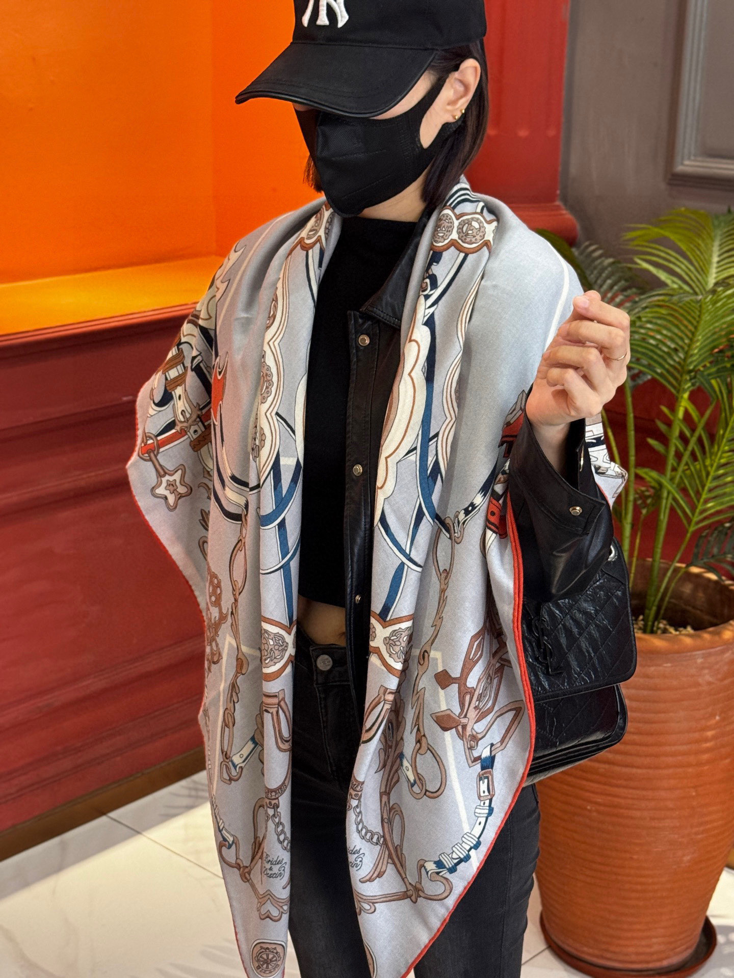 新款 秋冬搭配利器❗️顶级双面同色真丝羊绒披肩！！点睛精彩，图案和配色都超级喜欢，又一款双面配色工艺设计