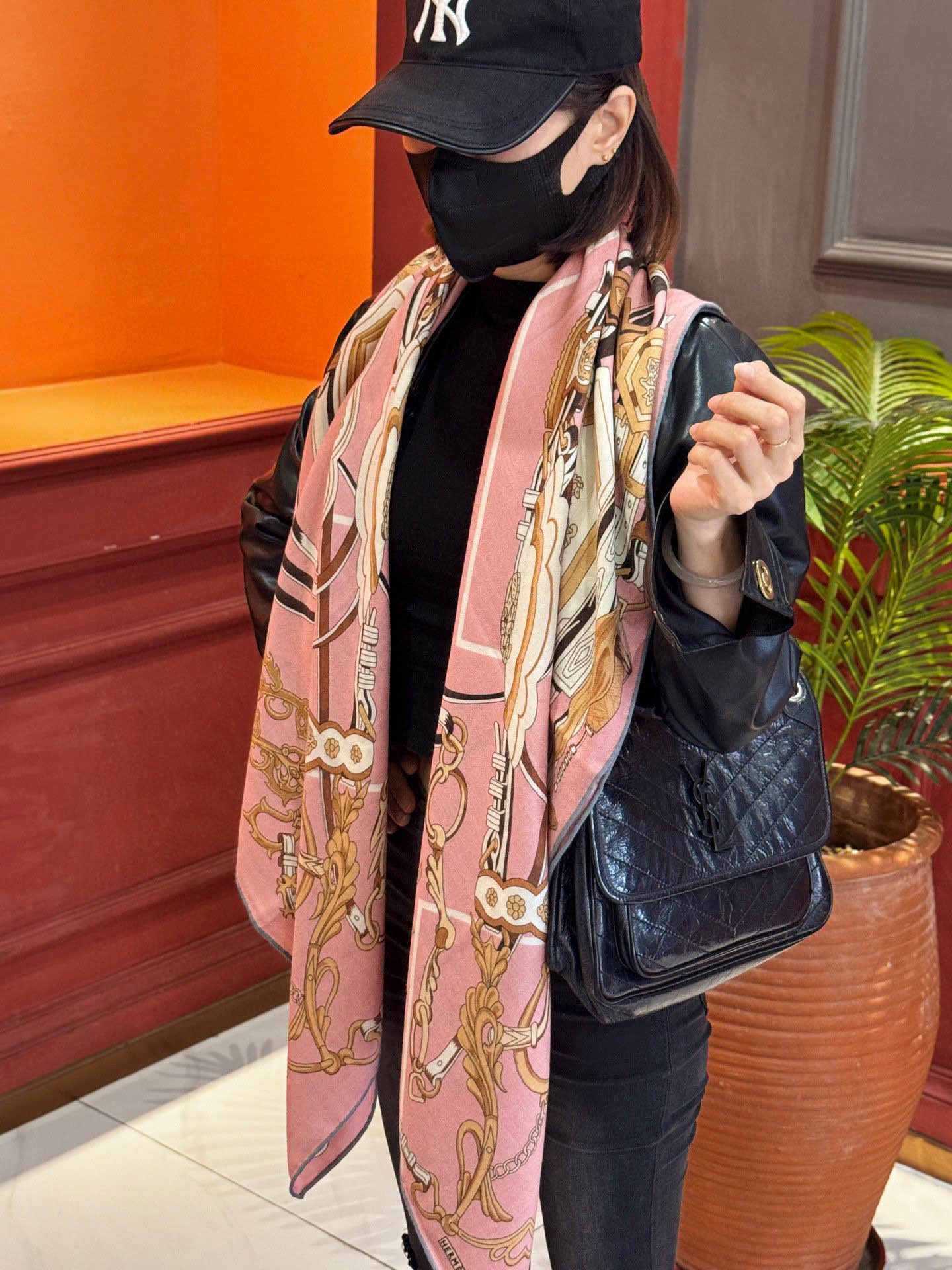 新款 秋冬搭配利器❗️顶级双面同色真丝羊绒披肩！！点睛精彩，图案和配色都超级喜欢，又一款双面配色工艺设计