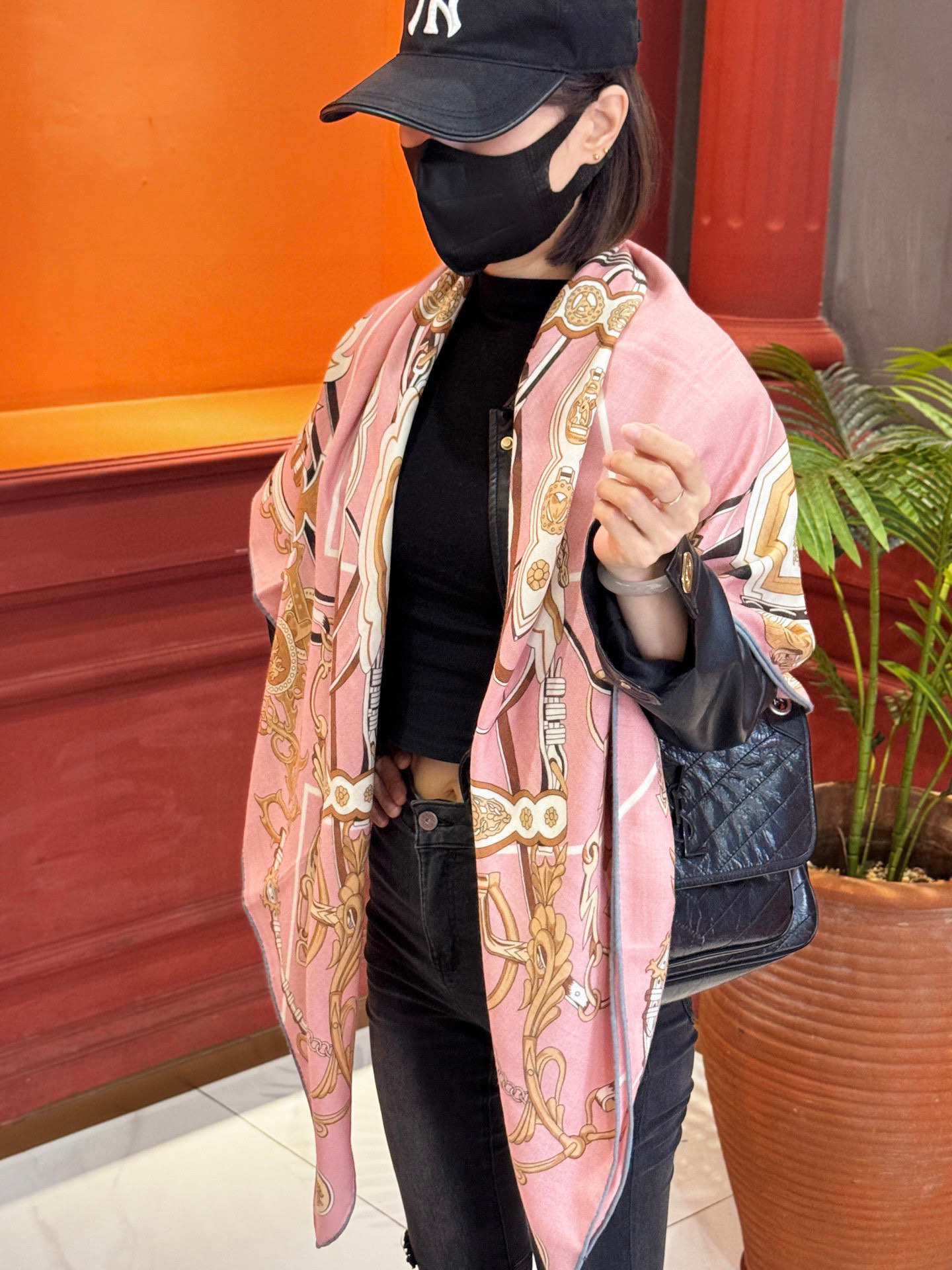 新款 秋冬搭配利器❗️顶级双面同色真丝羊绒披肩！！点睛精彩，图案和配色都超级喜欢，又一款双面配色工艺设计