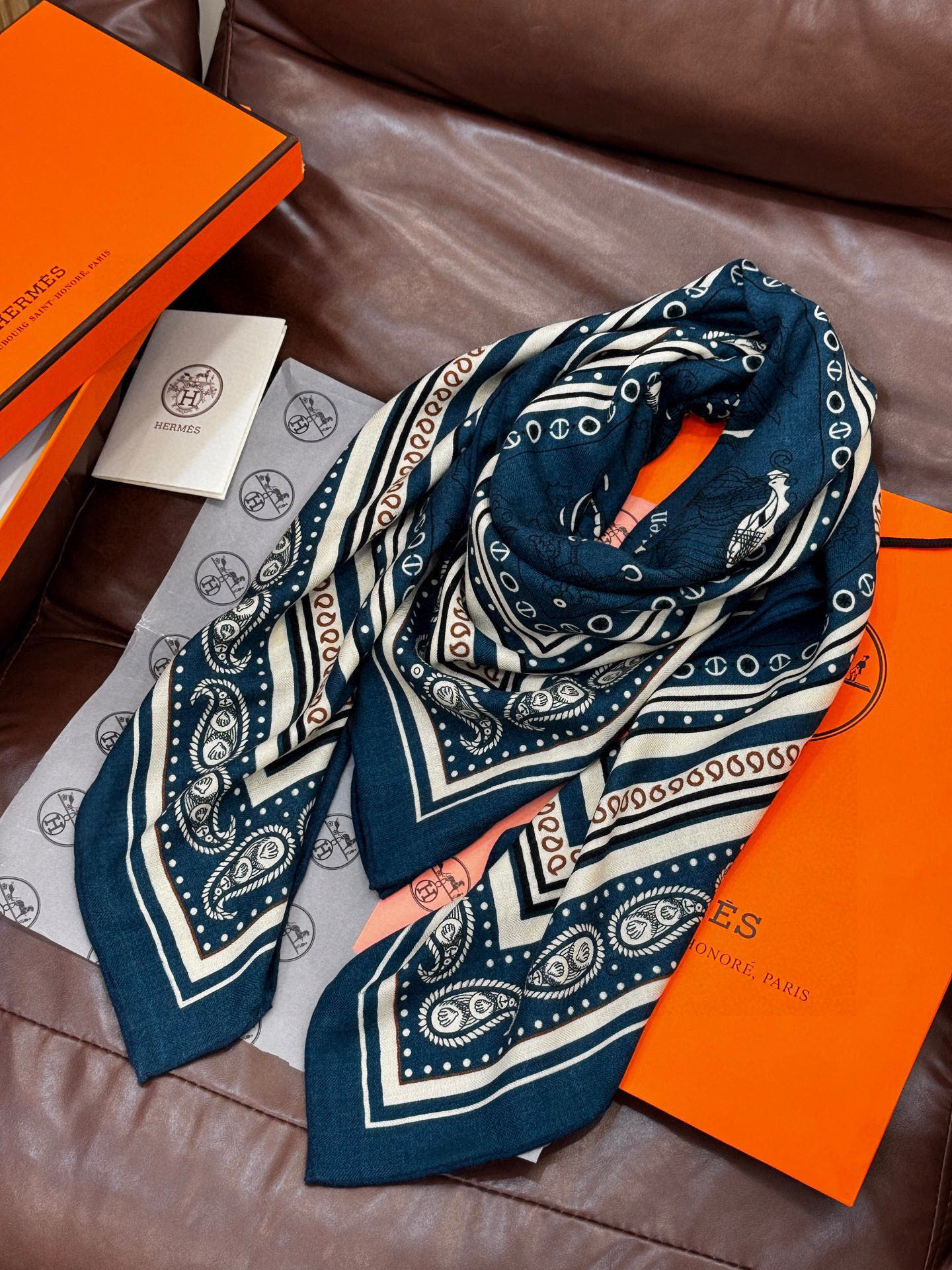 💟2025年秋冬抢先 上新💞【双面同色丝毛方巾】手工卷边山羊绒和真丝混纺披肩（70%山羊绒，30%桑蚕丝