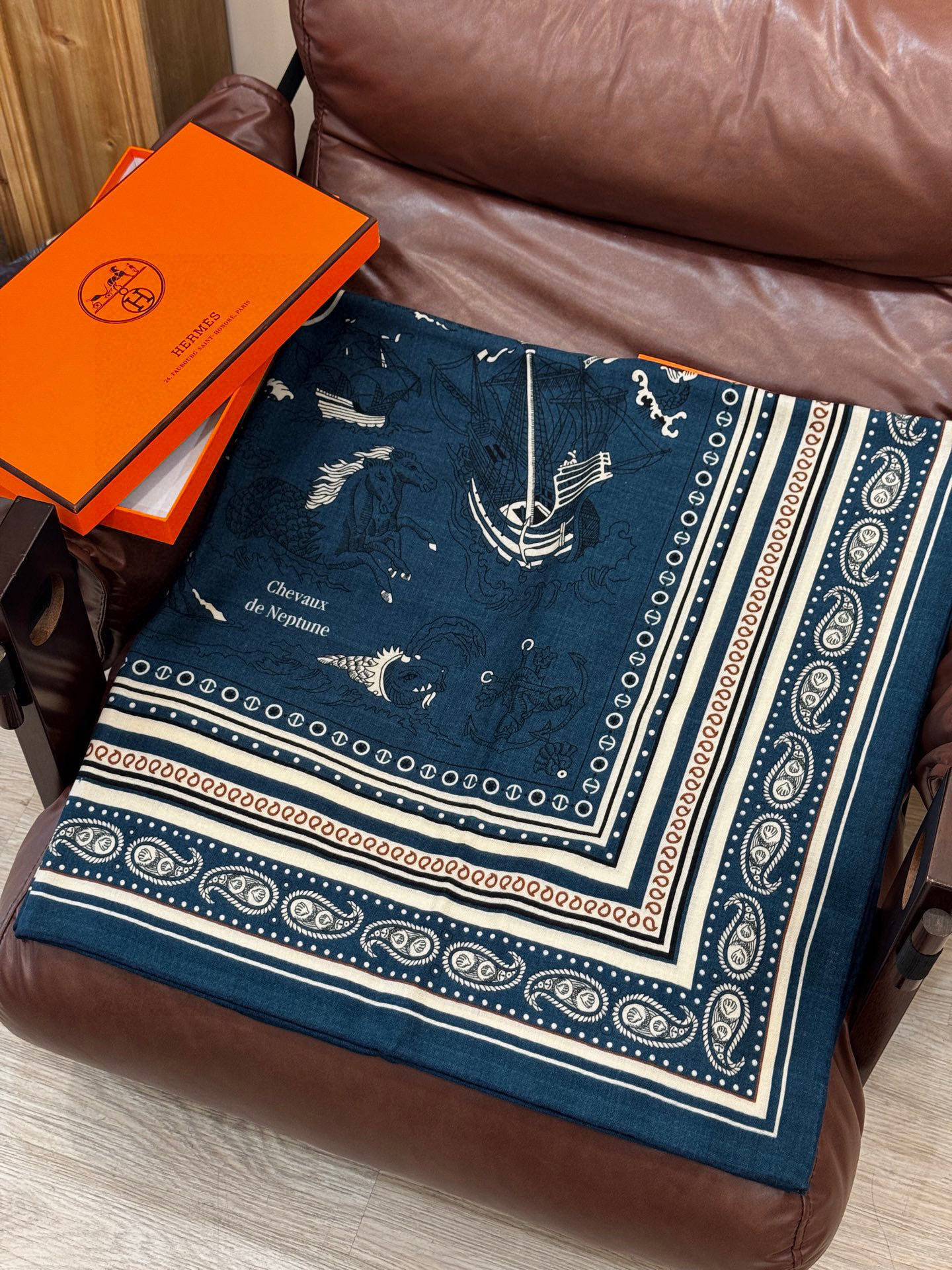 💟2025年秋冬抢先 上新💞【双面同色丝毛方巾】手工卷边山羊绒和真丝混纺披肩（70%山羊绒，30%桑蚕丝