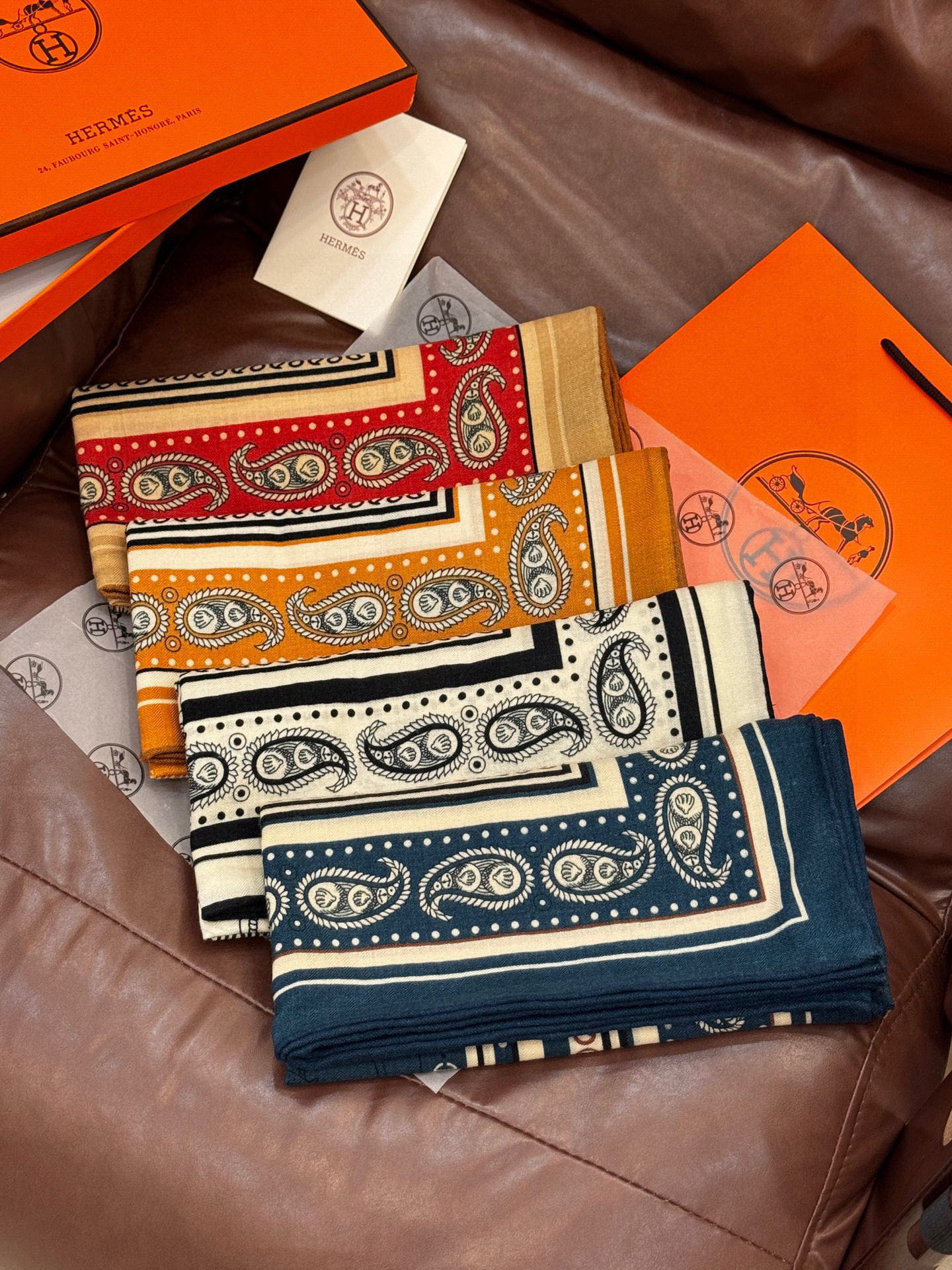 💟2025年秋冬抢先 上新💞【双面同色丝毛方巾】手工卷边山羊绒和真丝混纺披肩（70%山羊绒，30%桑蚕丝