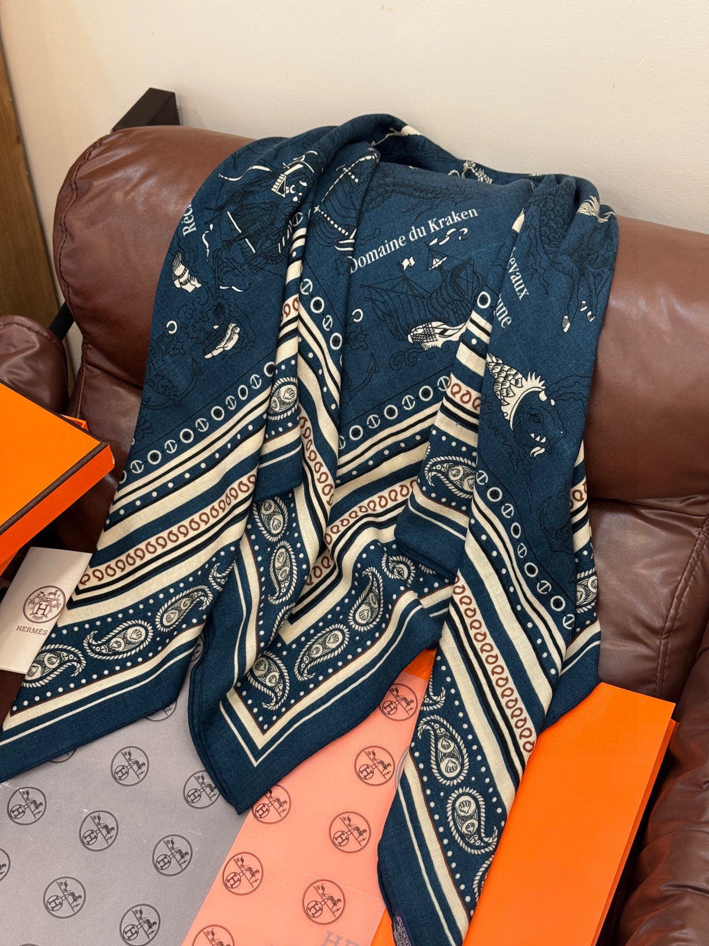 💟2025年秋冬抢先 上新💞【双面同色丝毛方巾】手工卷边山羊绒和真丝混纺披肩（70%山羊绒，30%桑蚕丝