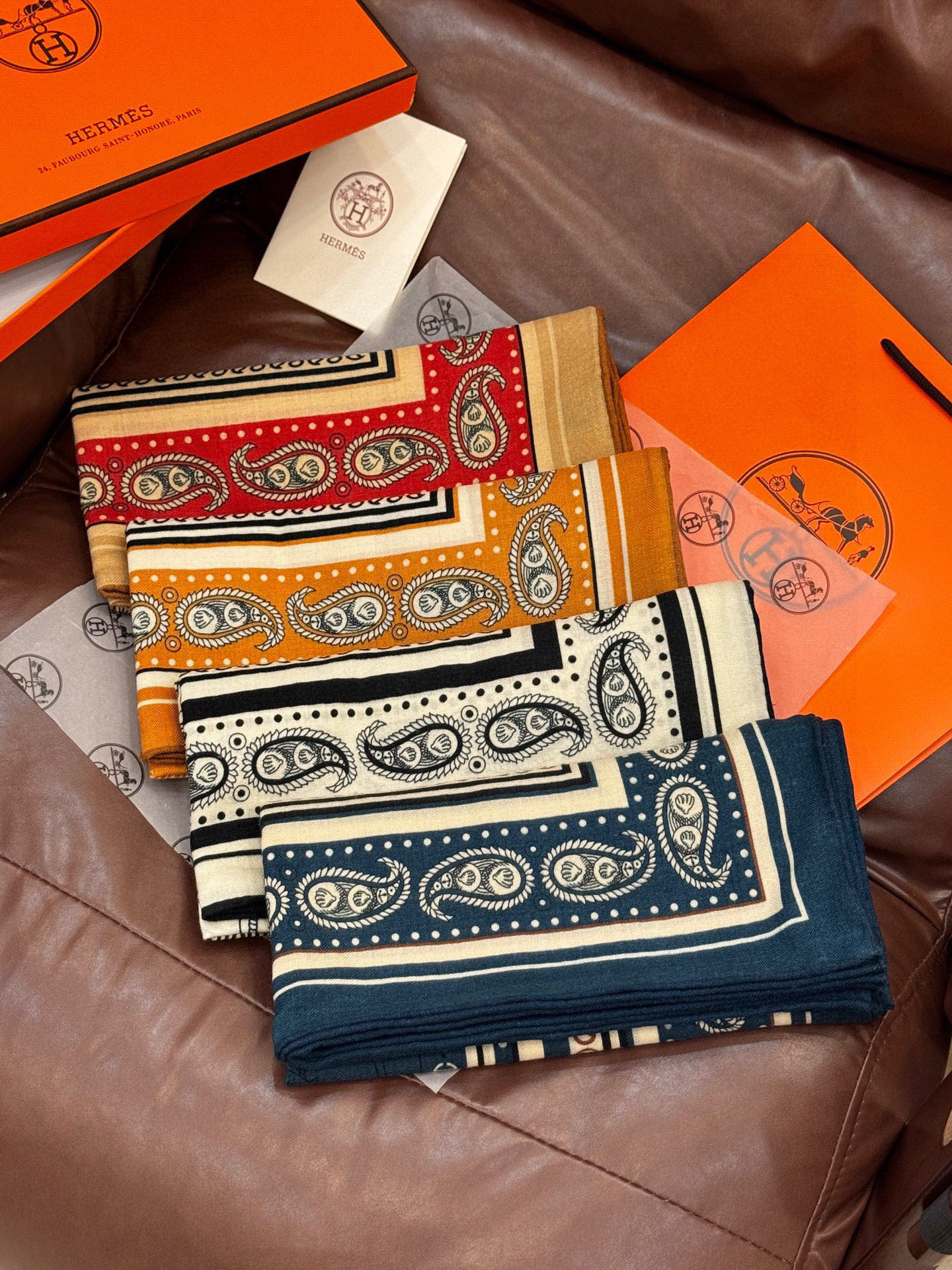 💟2025年秋冬抢先 上新💞【双面同色丝毛方巾】手工卷边山羊绒和真丝混纺披肩（70%山羊绒，30%桑蚕丝