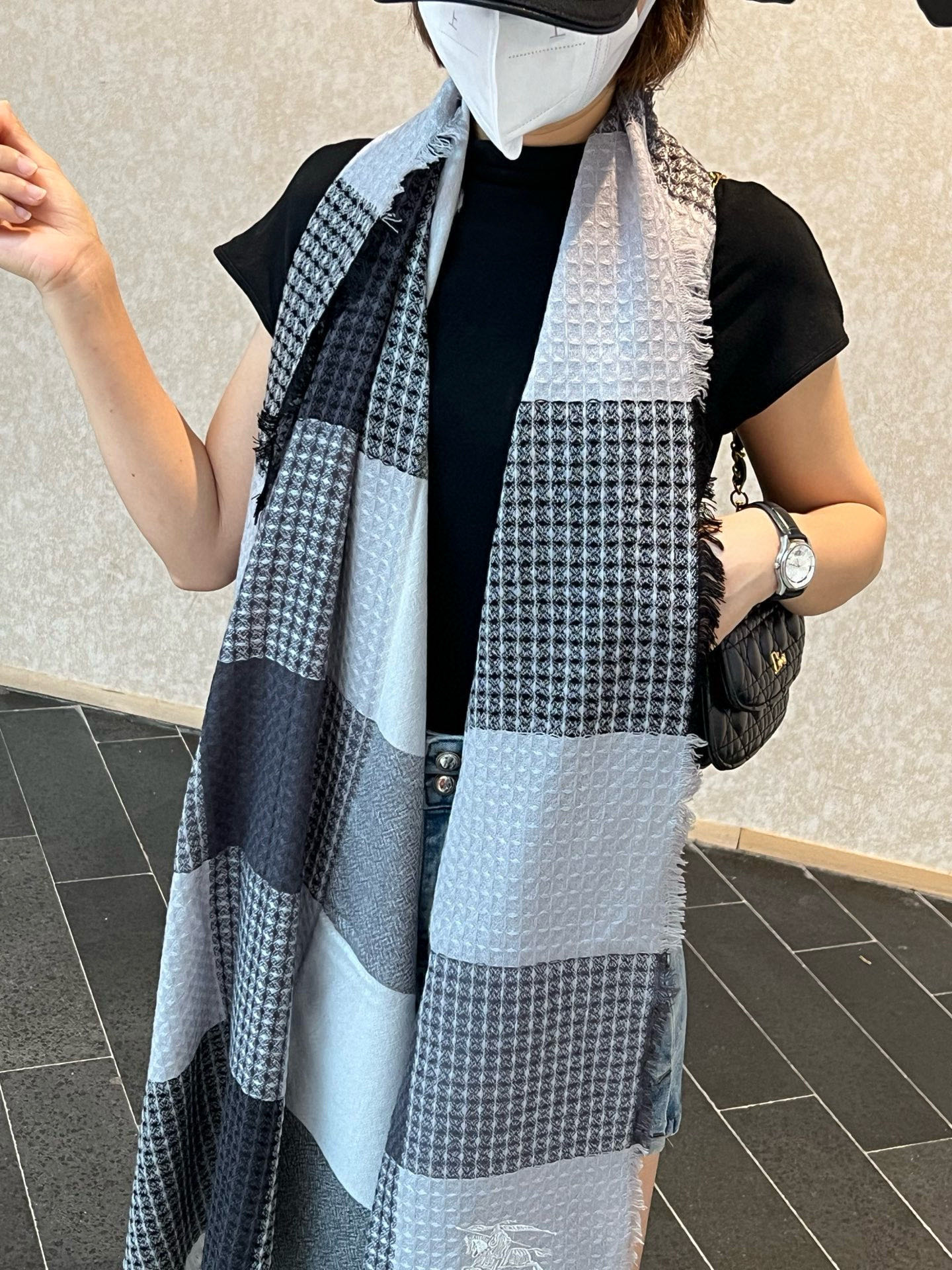 NO:542494,New style, matching tools, Burberry series, exclusive to VIP products, top-quality imported Scottish lamb velvet, pattern weaving makes the scarf elastic and soft and skin-friendly, extremely noble and elegant, intellectual style, simple and atmospheric design, absolutely not fancy style, absolutely niche product, not everyone knows its goodness, absolutely the first choice for savoring life, must-have accessories for those who know the goods. A must-have for casual style matching!  [Color][Color][Color] Please take a detour for laymen. High-version scarf, high-version scarf, burberry19860909新款 搭配利器 巴宝莉系列货 专供vip 产品 顶级苏格兰进口羊羔绒 纹路织法使围巾赋有弹性且柔软亲肤  无比的高贵优雅 知性的款式 简洁大气的设计 绝对的不是花里胡哨的款式绝对的是小众产品 不是谁都懂的它的好 绝对的品味生活的首选搭配饰品 识货者必入.休闲风格搭配必备哦！[色][色][色]外行请绕道 高版本围巾,高版本围巾,burberry,scarf