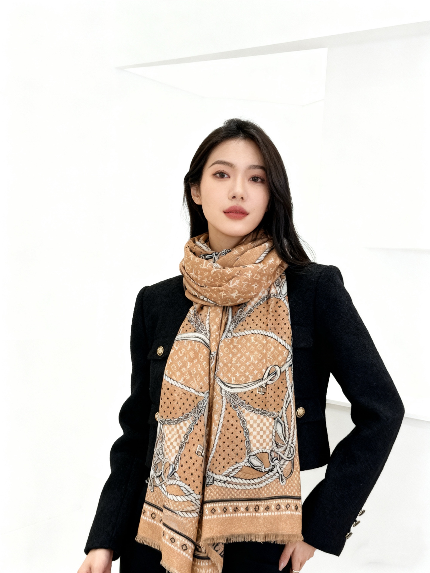 【会发光发亮的围巾】LV银丝羊绒材质❗️轻奢感十足👸 🌺专柜新款🌟面料追求造型，手感挺括，高端设计师配色