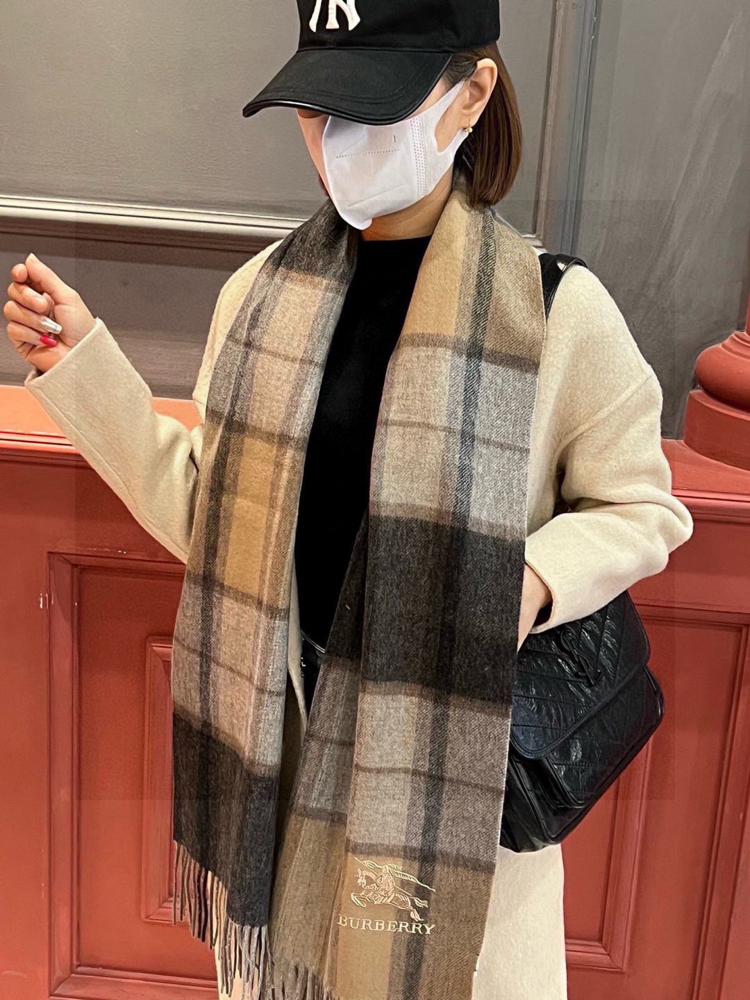 NO:542249,The latest model of the new Burberry large square plaid. The top lamb velvet material is very warm. It is soft and skin-friendly. It does not tie the neck. The classic Burberry plaid design is also full of high-end style. It is a great choice for people to keep it for themselves. The plaid for men and women will never go out of date. The size is 32*192cm neutral model. Men and women choose their own color. Everyone should have a high-version scarf. High-version scarf. Burberry19860909新款巴宝莉大方格子最新款 顶极羊羔绒材质非常保暖 柔软亲肤,不扎脖经典巴宝莉格纹设计,加上巴宝莉专属刺绣logo真的是满满的高级感,送人自留都是极好的选择,男女通用情侣款格子永远不会过时,尺寸32*192cm中性款男女各自选择自己中意的颜色人人都应该拥有一条高版本围巾,高版本围巾,burberry,scarf