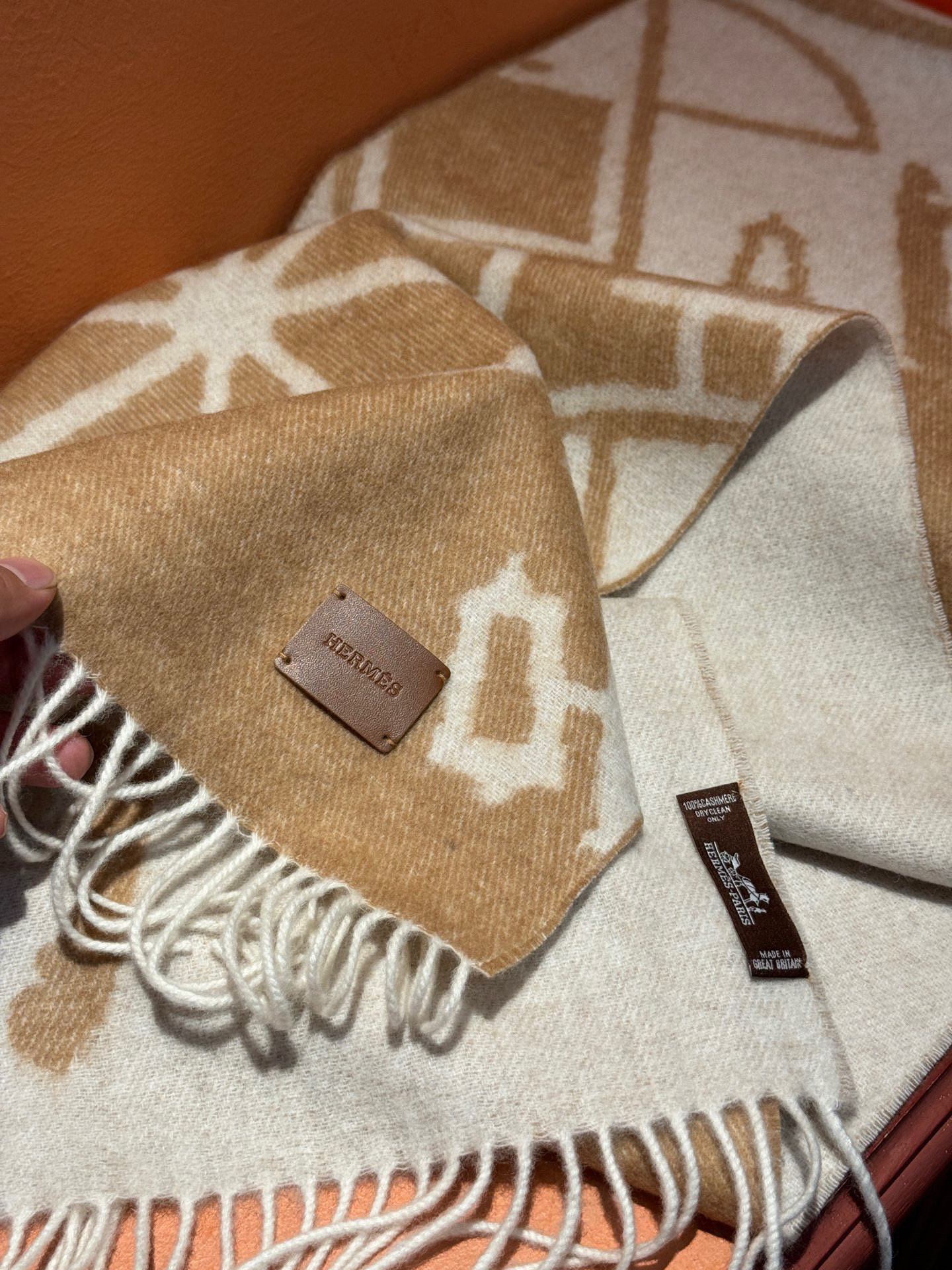 爱马仕👍巴黎时装展商务男士女士羊绒围巾。代工厂臻选上乘的超细羊绒纤维 进行纯手工精梳处理 耗时耗力 再以