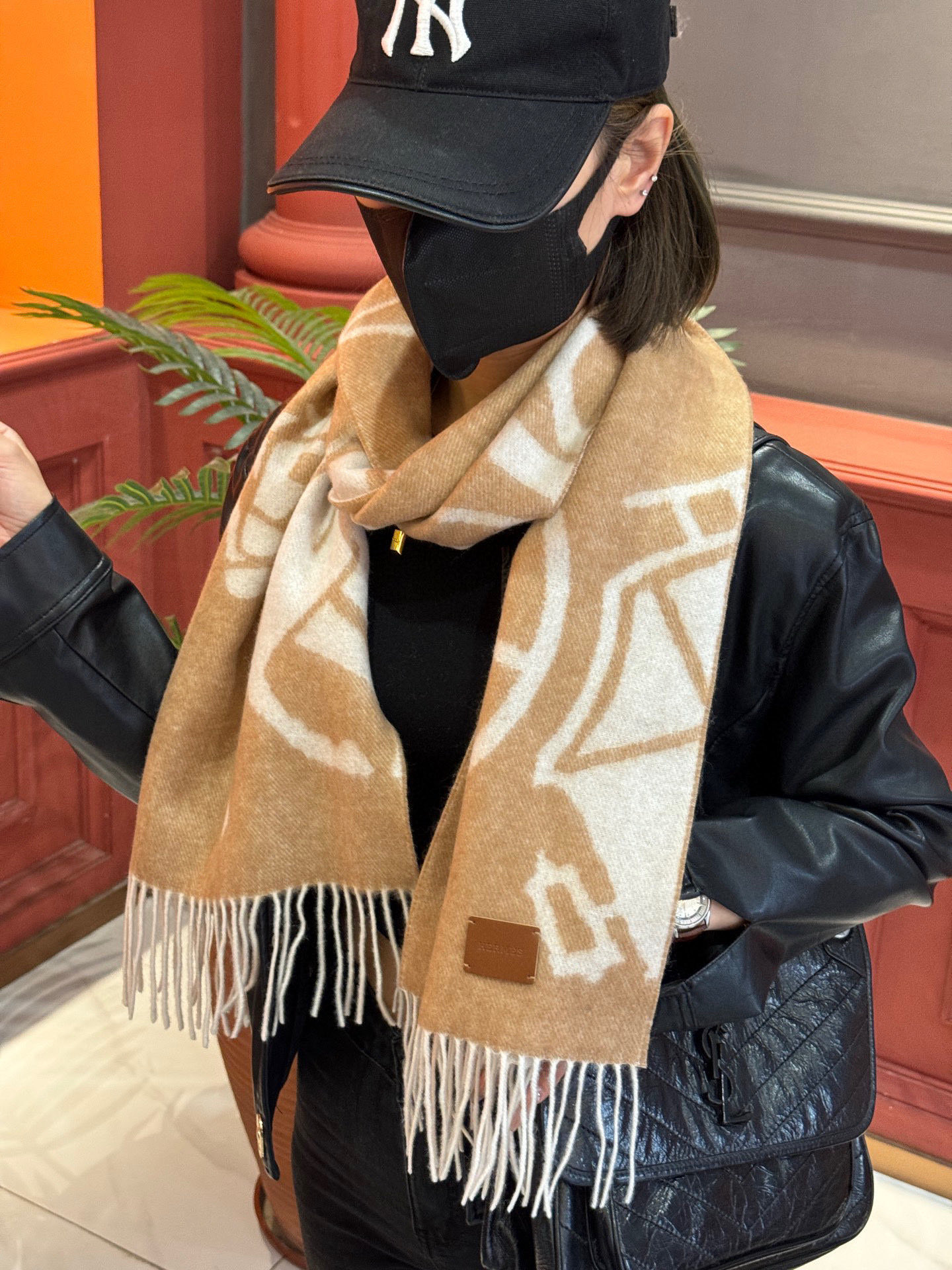 爱马仕👍巴黎时装展商务男士女士羊绒围巾。代工厂臻选上乘的超细羊绒纤维 进行纯手工精梳处理 耗时耗力 再以