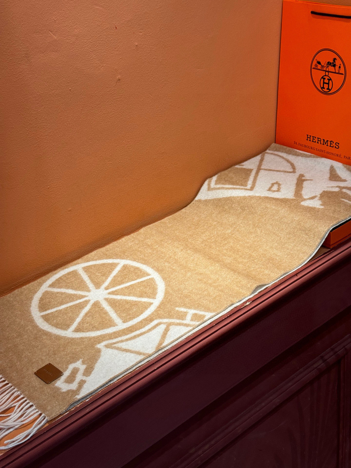 爱马仕👍巴黎时装展商务男士女士羊绒围巾。代工厂臻选上乘的超细羊绒纤维 进行纯手工精梳处理 耗时耗力 再以