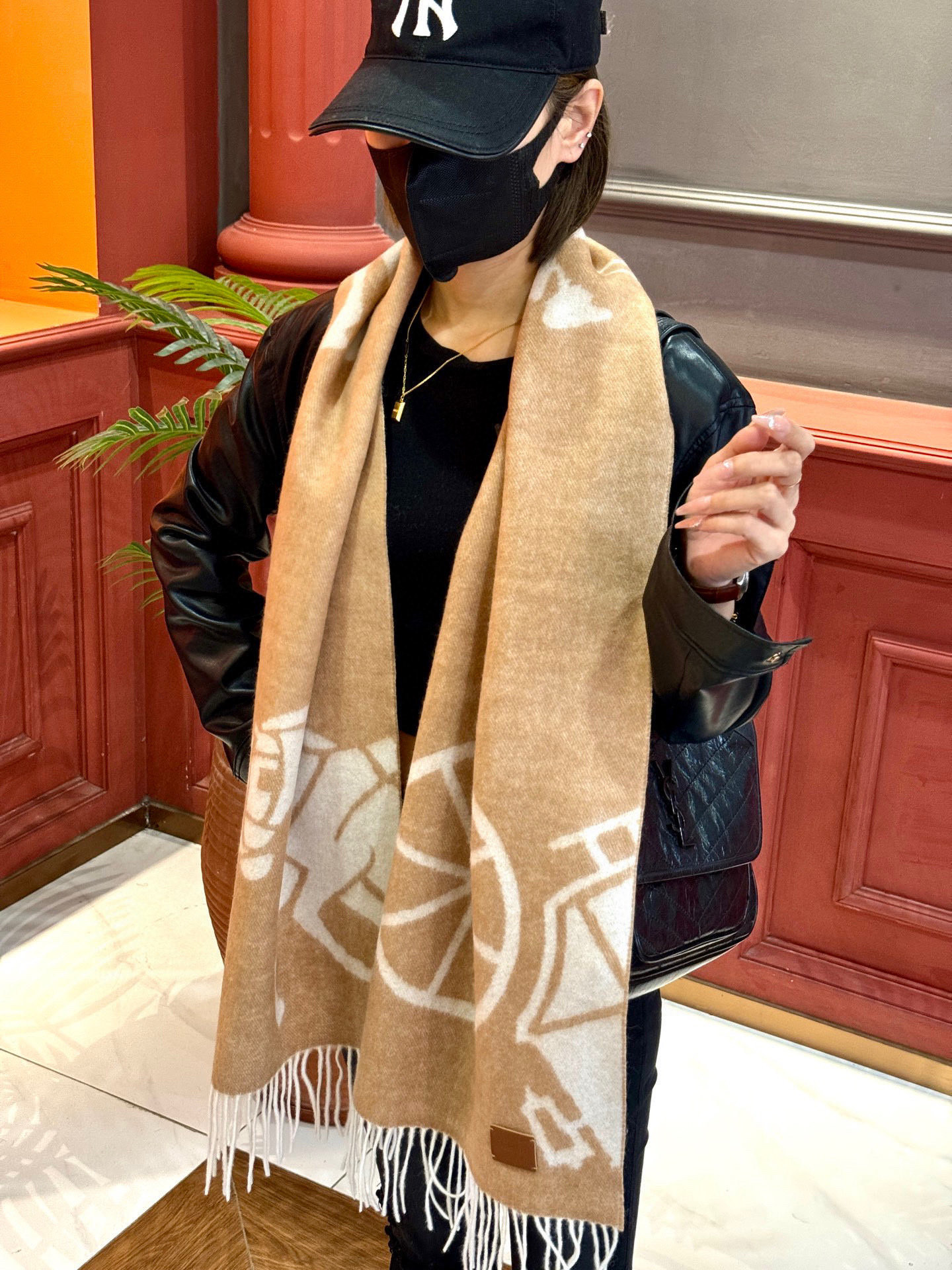 爱马仕👍巴黎时装展商务男士女士羊绒围巾。代工厂臻选上乘的超细羊绒纤维 进行纯手工精梳处理 耗时耗力 再以