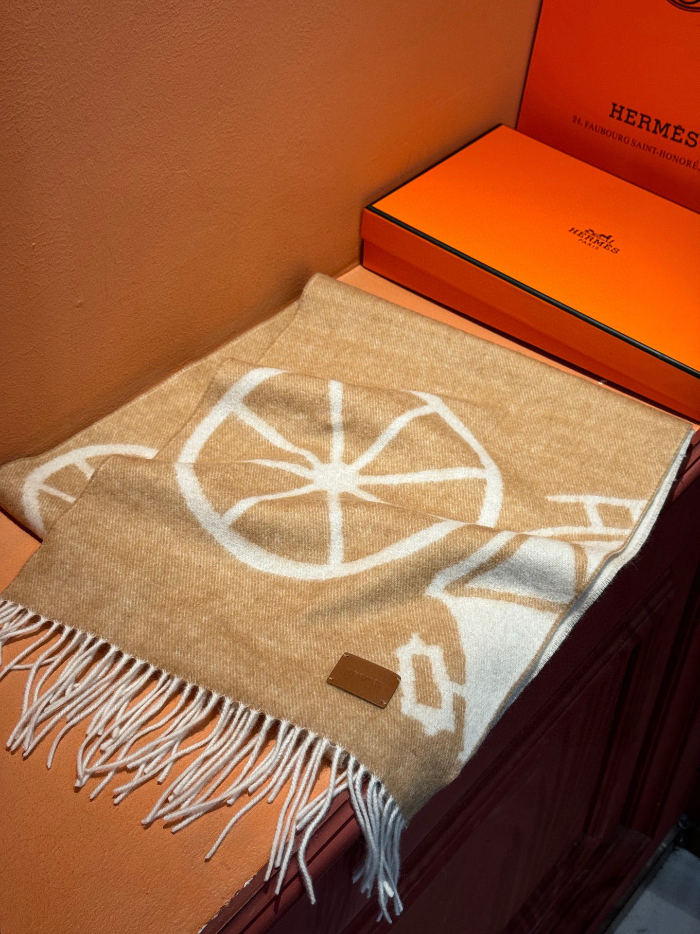 爱马仕👍巴黎时装展商务男士女士羊绒围巾。代工厂臻选上乘的超细羊绒纤维 进行纯手工精梳处理 耗时耗力 再以