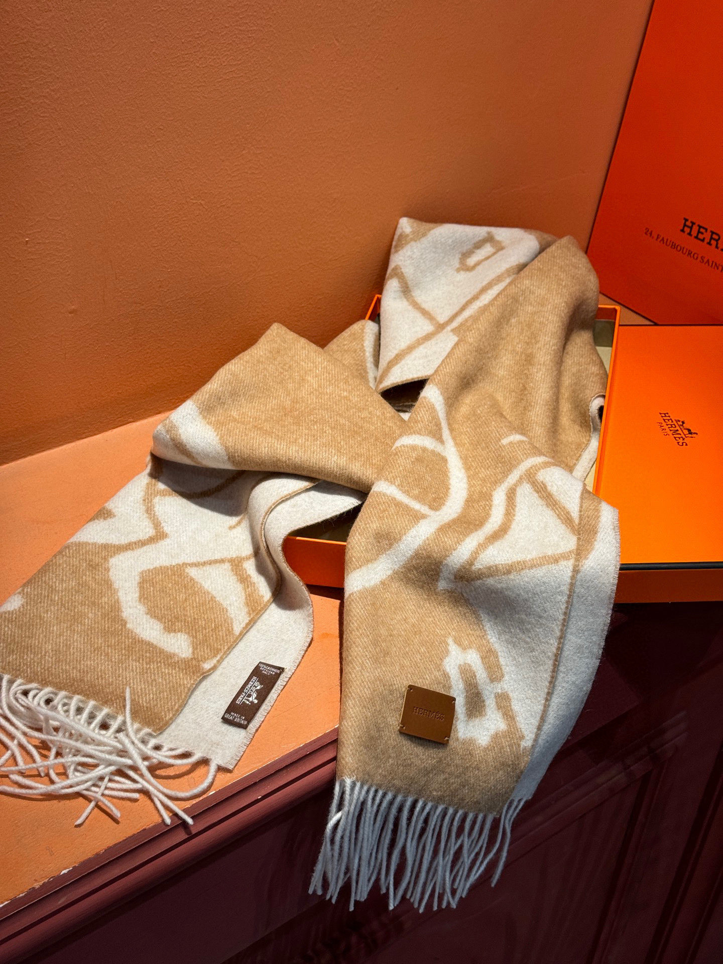 爱马仕👍巴黎时装展商务男士女士羊绒围巾。代工厂臻选上乘的超细羊绒纤维 进行纯手工精梳处理 耗时耗力 再以