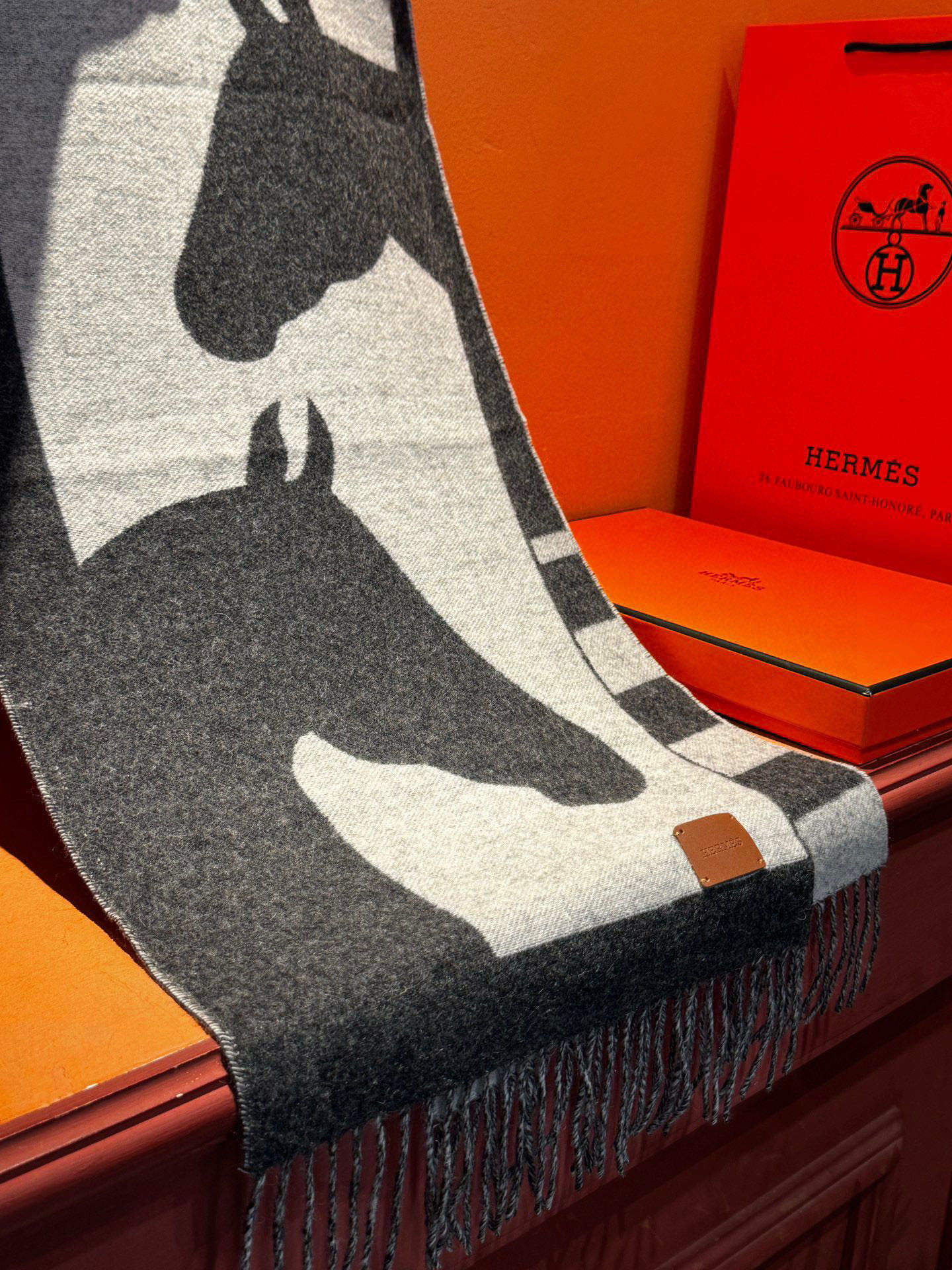 爱马仕新款 这款围巾采用细腻的撞色提花编织，呈现杰夫·麦克菲里奇（Geoff McFetridge）设计