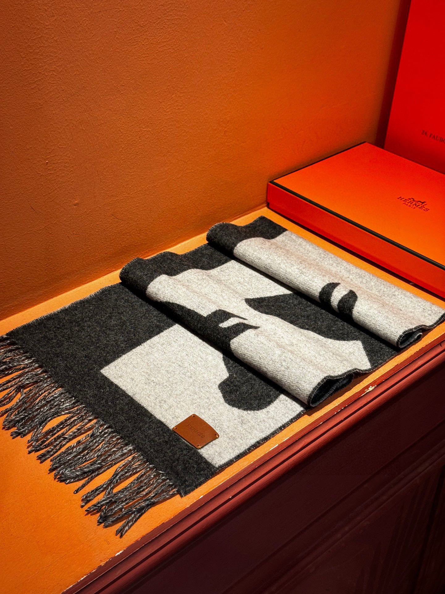 爱马仕新款 这款围巾采用细腻的撞色提花编织，呈现杰夫·麦克菲里奇（Geoff McFetridge）设计