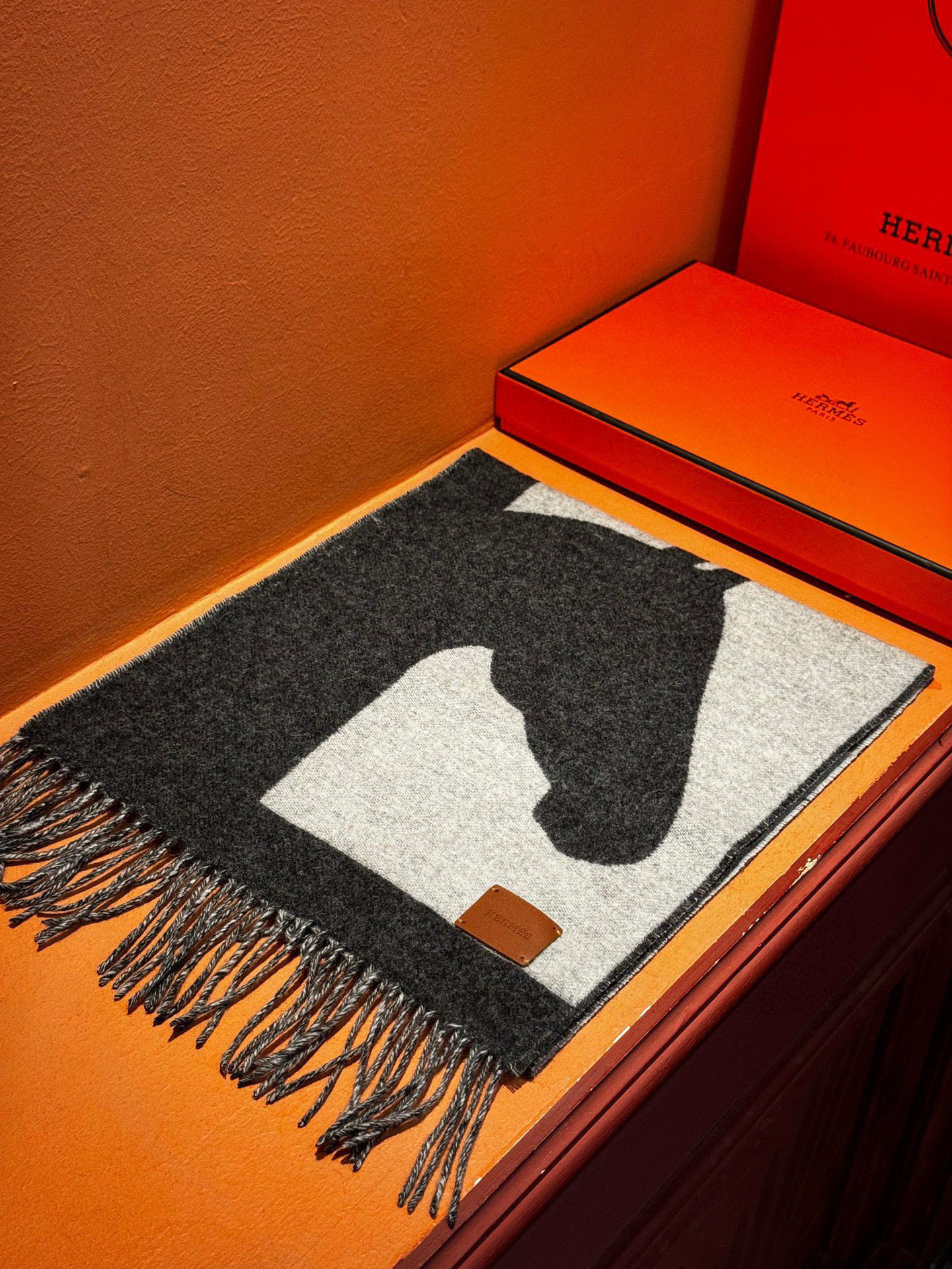 爱马仕新款 这款围巾采用细腻的撞色提花编织，呈现杰夫·麦克菲里奇（Geoff McFetridge）设计