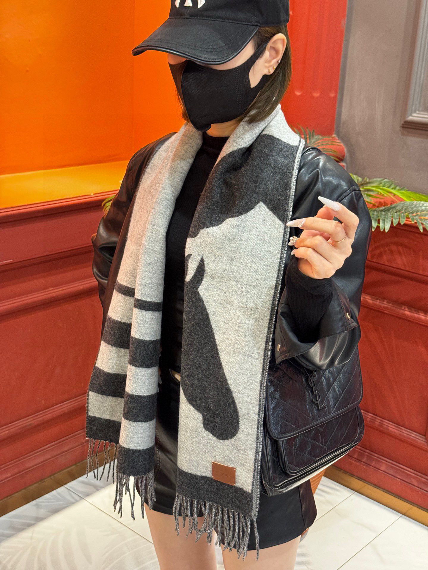 爱马仕新款 这款围巾采用细腻的撞色提花编织，呈现杰夫·麦克菲里奇（Geoff McFetridge）设计