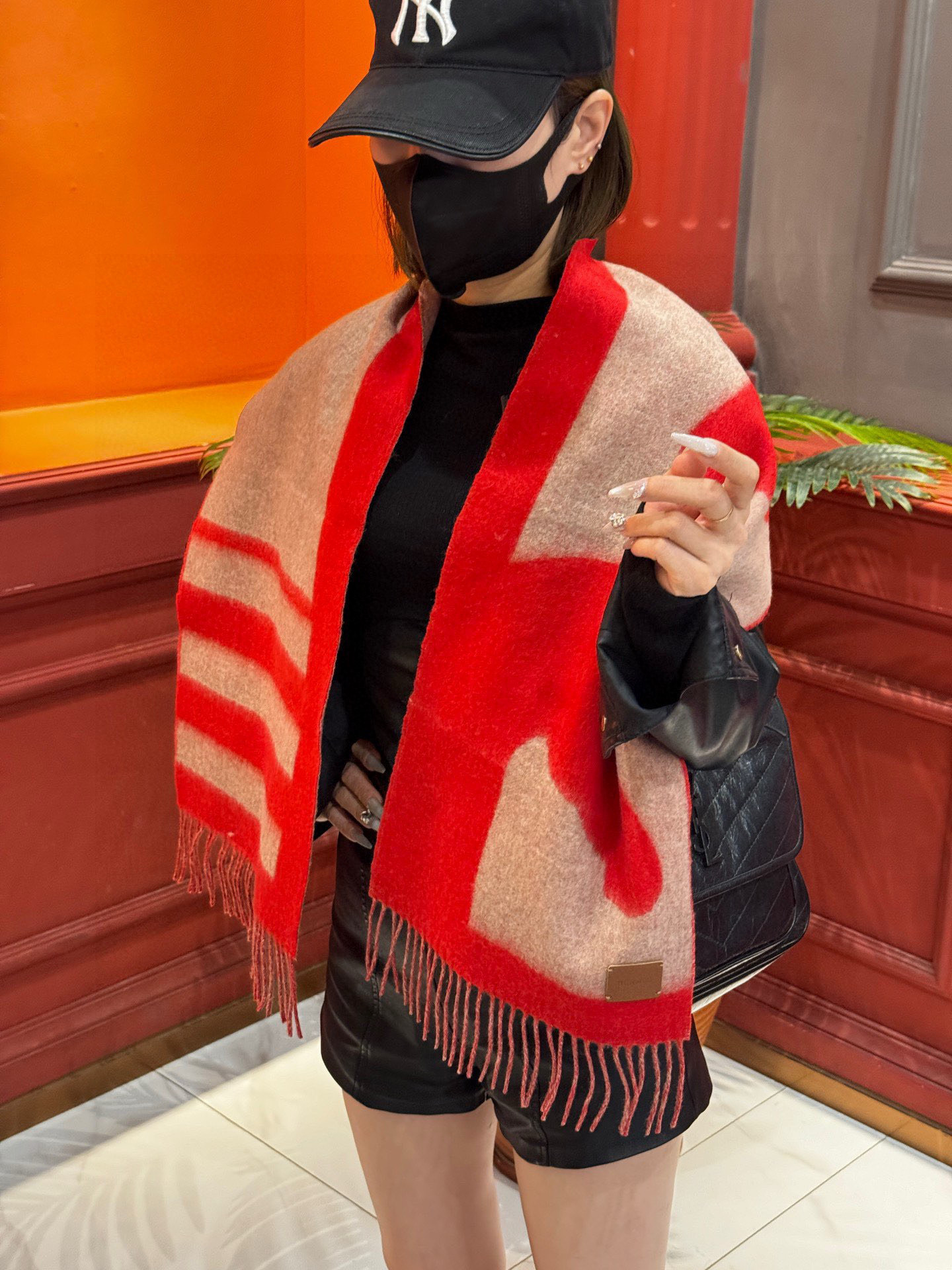 爱马仕新款 这款围巾采用细腻的撞色提花编织，呈现杰夫·麦克菲里奇（Geoff McFetridge）设计