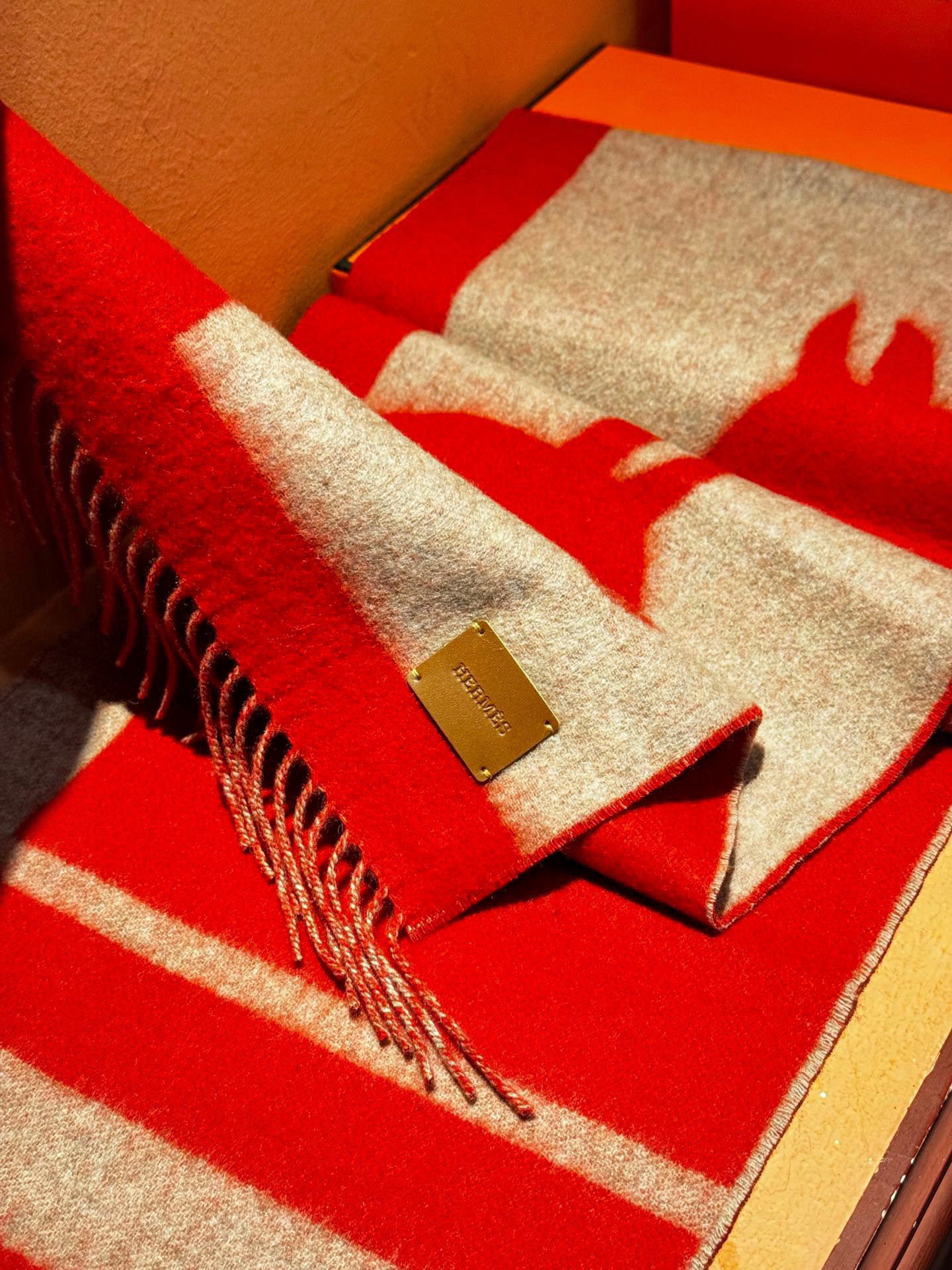 爱马仕新款 这款围巾采用细腻的撞色提花编织，呈现杰夫·麦克菲里奇（Geoff McFetridge）设计