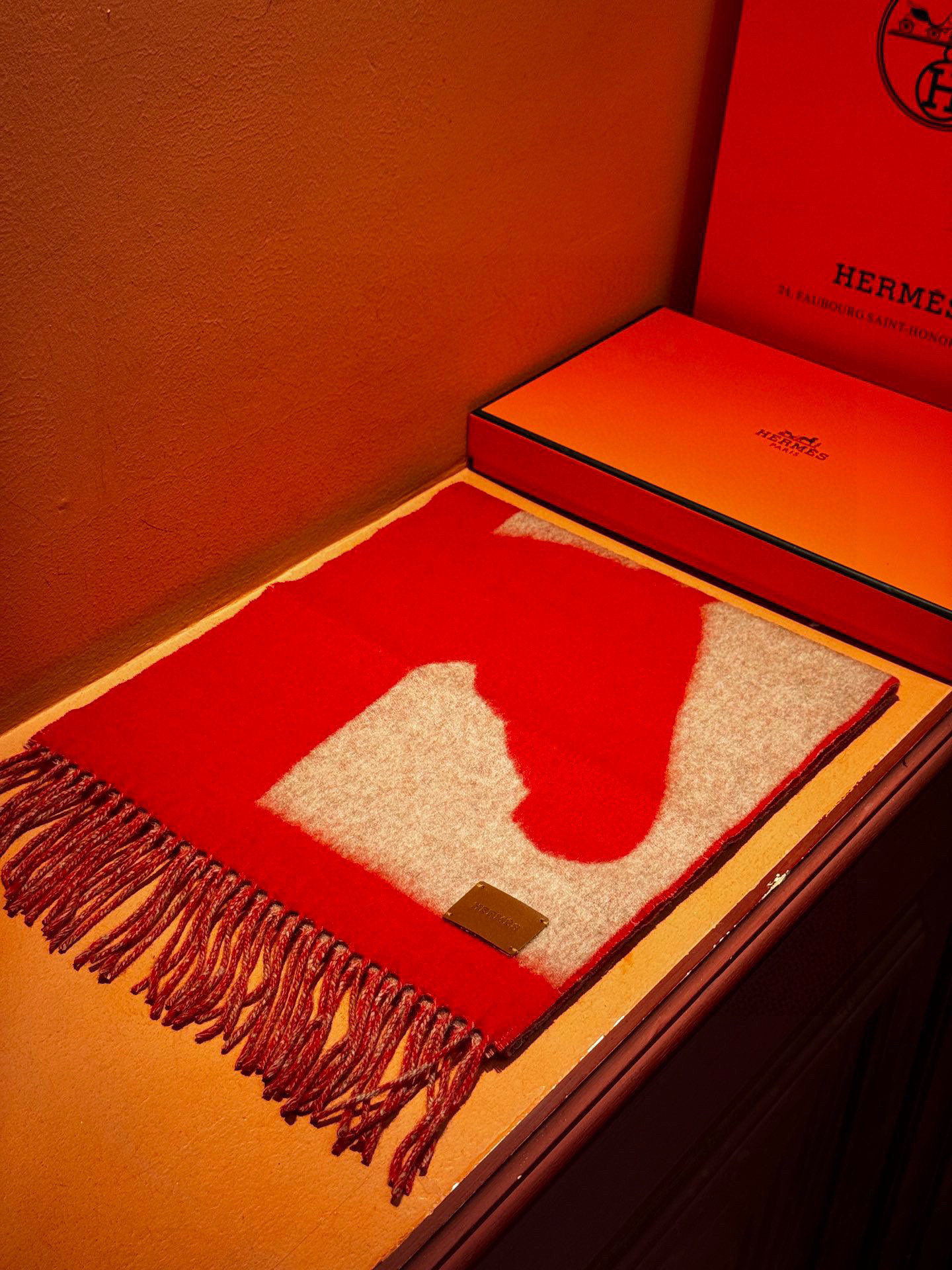 爱马仕新款 这款围巾采用细腻的撞色提花编织，呈现杰夫·麦克菲里奇（Geoff McFetridge）设计