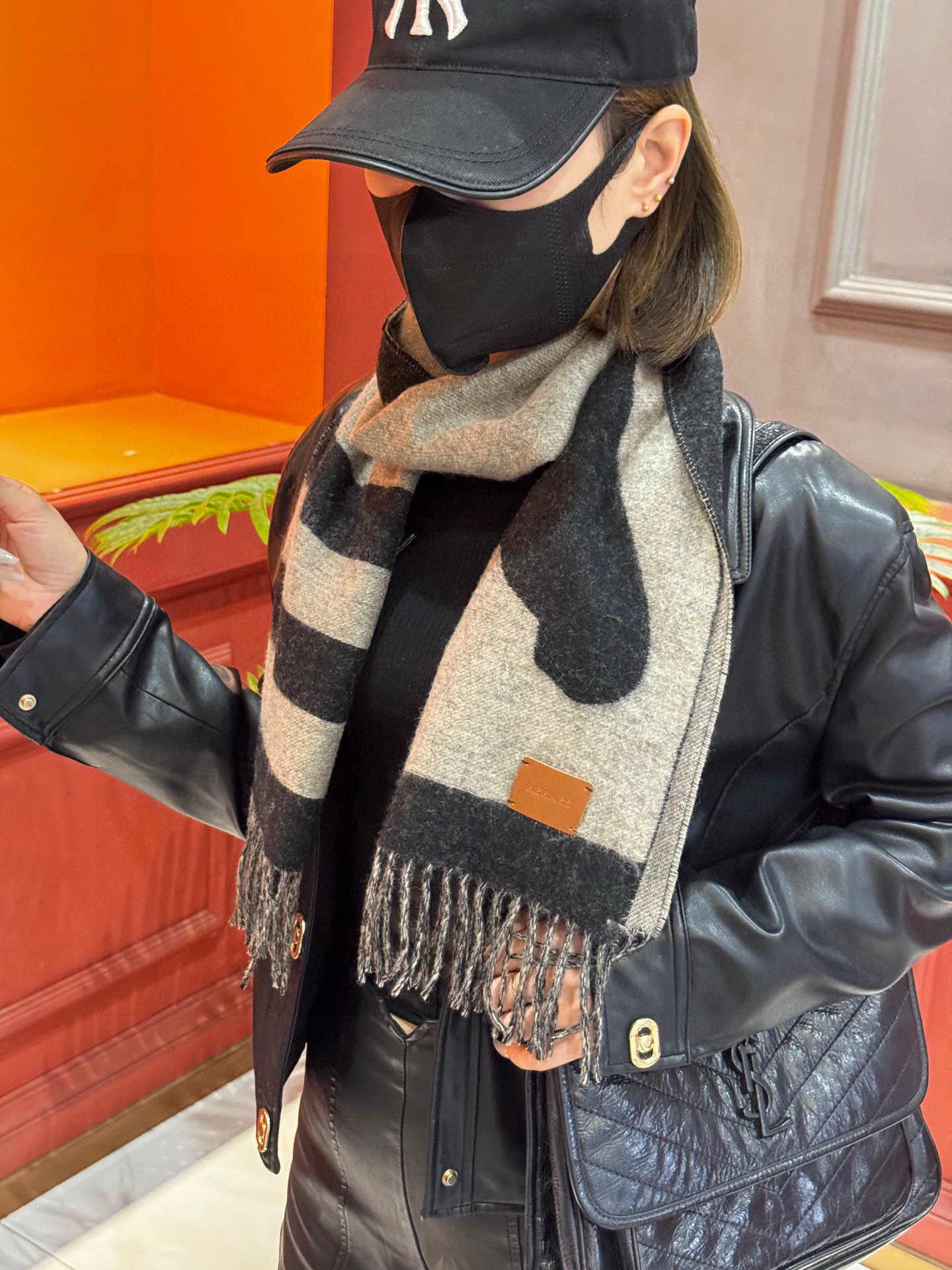 爱马仕新款 这款围巾采用细腻的撞色提花编织，呈现杰夫·麦克菲里奇（Geoff McFetridge）设计