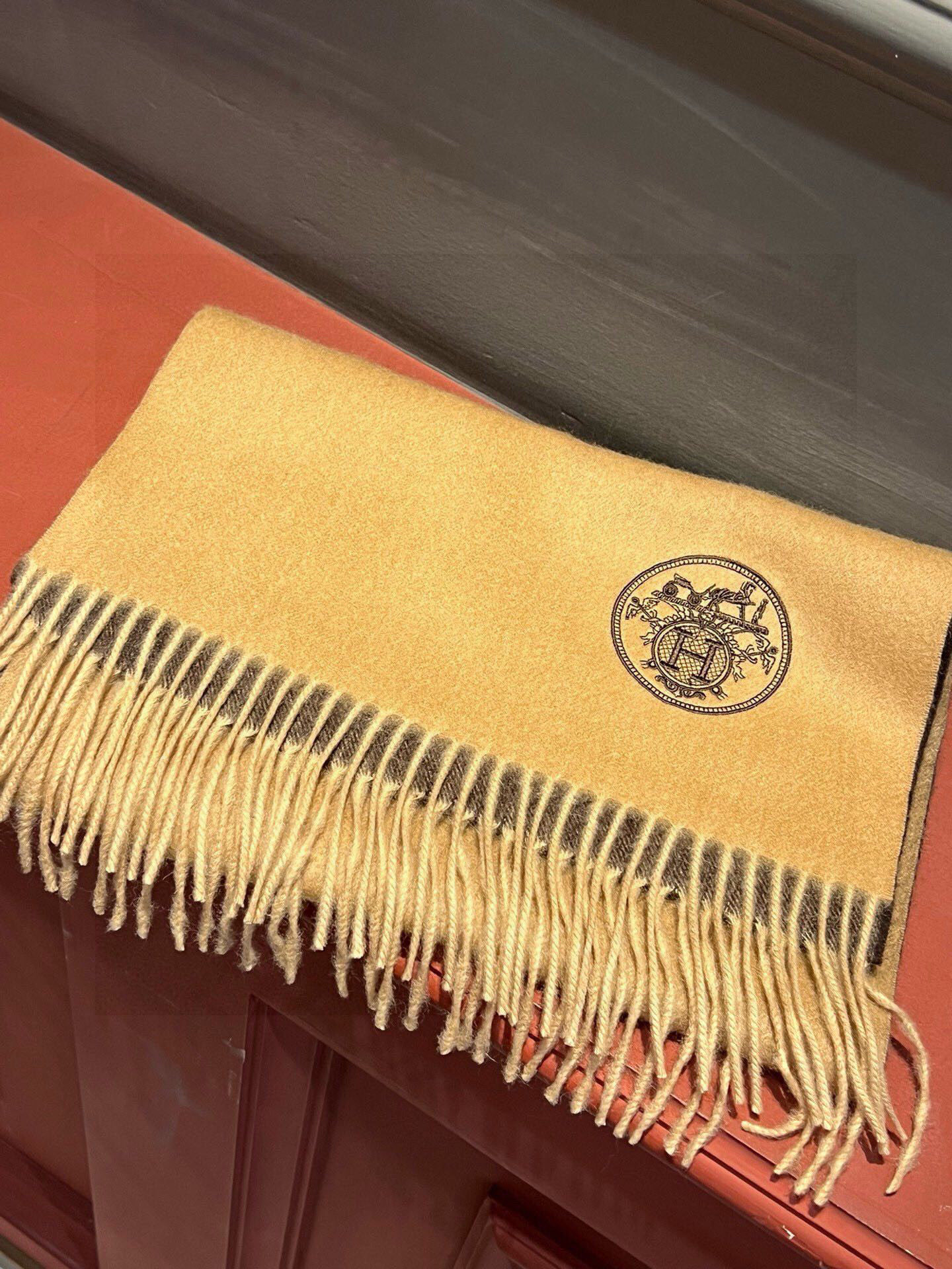 ✨✨太美了😍 爱马仕 美到要尖叫😱专柜最新款🎊英伦欧美范儿「多色渐变」又是一款即时尚又实用的大围巾&长巾