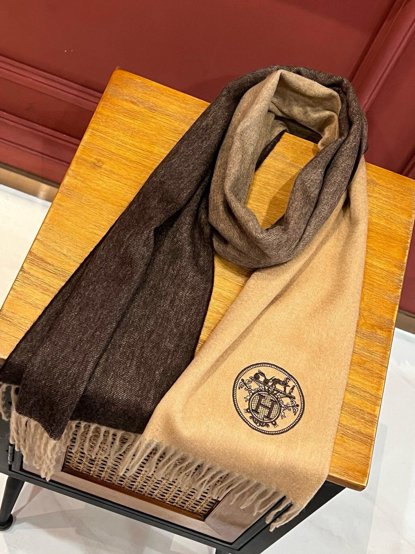 ✨✨太美了😍 爱马仕 美到要尖叫😱专柜最新款🎊英伦欧美范儿「多色渐变」又是一款即时尚又实用的大围巾&长巾