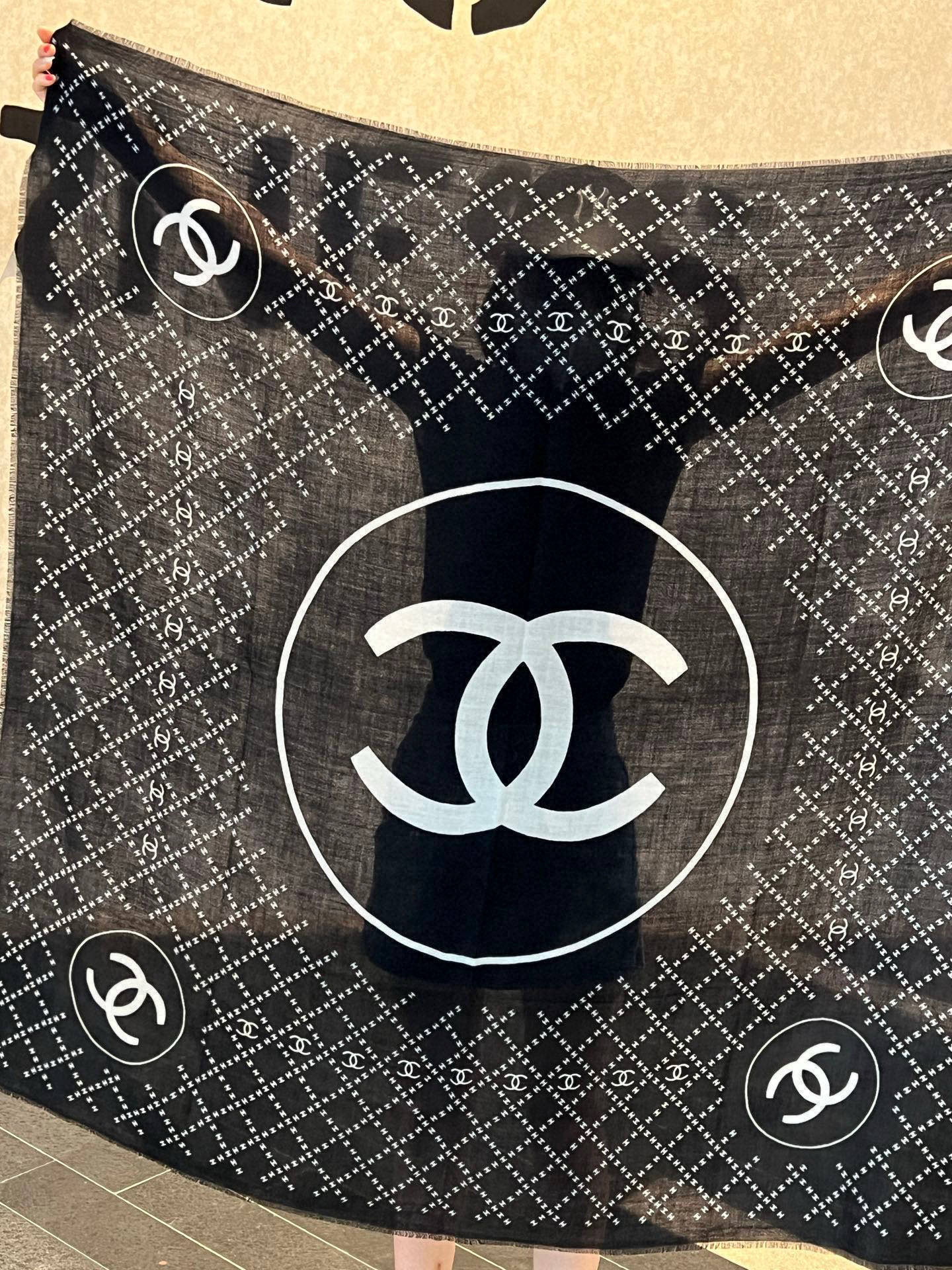 新款💖💖💃🏻💃🏻小香【双C标志网格方巾140】须边羊绒方巾‼️抢‼️VIP推荐 ‼️👍下手一定要快【高端