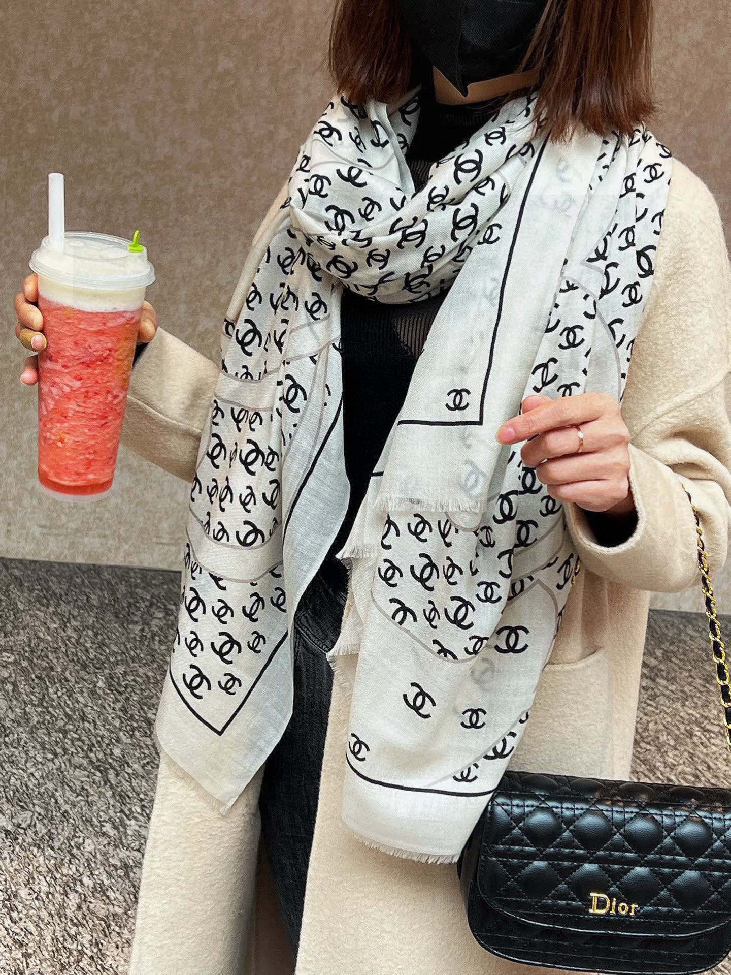 NO:542520,New cashmere style, new small fragrance [Camellia long scarf] ~ Super striking complexion!  High-end feminine!  Cashmere scarves can be so beautiful!  !  !  This double-sided floral cashmere scarf is really high-end!  Grandma Xiang’s signature floral and color combinations are very delicious!  !  The new fusion of signature camellia and double C letter elements, luxurious and elegant, thin cashmere feel, and the printed design is really great!  Paired with white shirts in spring and summer is even more elegant and fashionable. Paired with coats in autumn and winter is super delicious. Sisters who know how to match must buy them!  !  Soft and smooth!  It gives the scarf a very easy to shape, a very heavy and luxurious design, but the upper body looks unique in a unique style!  Simple base with this scarf, simple matching gives people a very comfortable and tasteful big brand feel... Recommended!  !  Size specifications 100*200cm cashmere long scarf, high-version scarf, high-version scarf, shirts19860909羊绒新款 新小香【山茶花长围巾】~超级抬气色！高级女人味！羊绒围巾也能这么美！！！这款双面花卉羊绒围巾真的好高级！香奶奶家招牌的花卉花色搭配服饰很显品味！！招牌山茶花与双C字母元素的新融合,奢华优雅感,薄薄的羊绒手感,印花的设计真的很赞！春夏搭配白衬衫更是又气质又时髦,秋冬搭配大衣超级显品味,懂得搭配的姐妹一定要入手！！柔软软糯顺滑！赋予了围巾非常容易造型,非常重磅奢华的设计,上身却别样衬得人高贵气质！简单的打底配此款围巾,简单的搭配却给人非常舒适有品味的大牌感…推荐！！尺寸规格100*200cm羊绒长巾高版本围巾,高版本围巾,shirts,scarf