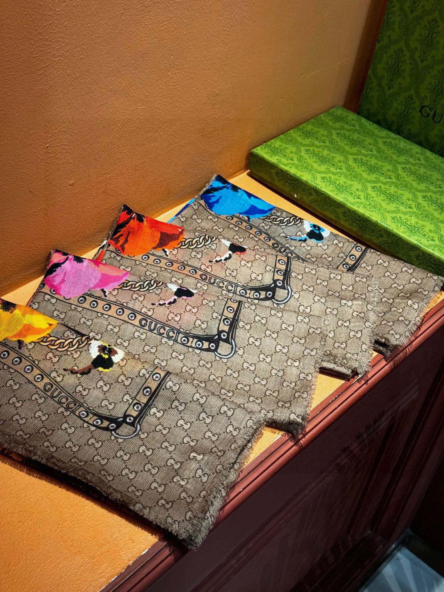 爆款出货 真正的海外原版货——从海外买的正品花了一个月画稿打版，要做咱们就做最好的💯 一花四色每色都把我