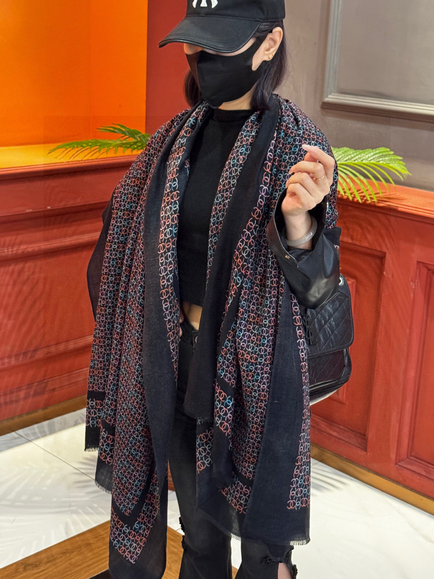 NO:542483,2025 autumn and winter new style CHANEL Chanel classic element design is elegant and elegant, it is a super perfect beauty around the neck. Counter quality [rose] long scarf 100*200cm Top pure cashmere [strong] If you like it, come and grab it. High-version scarf, high-version scarf, chanel, chanel198609092025年秋冬新款 CHANEL香奈儿经典元素设计优雅大方,绕在颈间超级完美简直人间的尤物 专柜品质[玫瑰]长巾100*200cm 顶级纯羊绒[强]自留款喜欢的快来抢吧 高版本围巾,高版本围巾,chanel,chanel,scarf