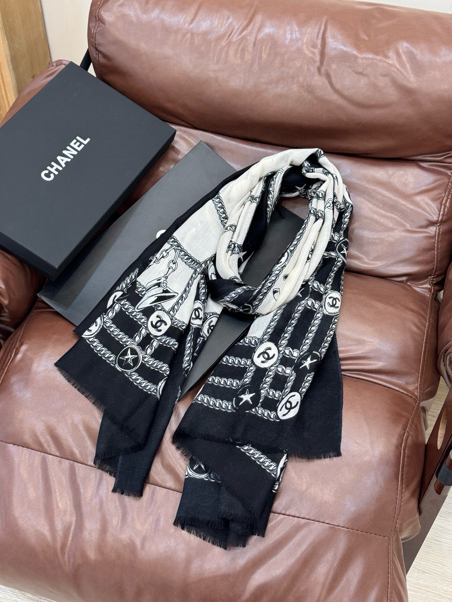 💟CHANEL香奈儿经典元素设计优雅大方，绕在颈间超级完美💋💋简直人间的尤物😍 专柜品质[玫瑰]长巾10